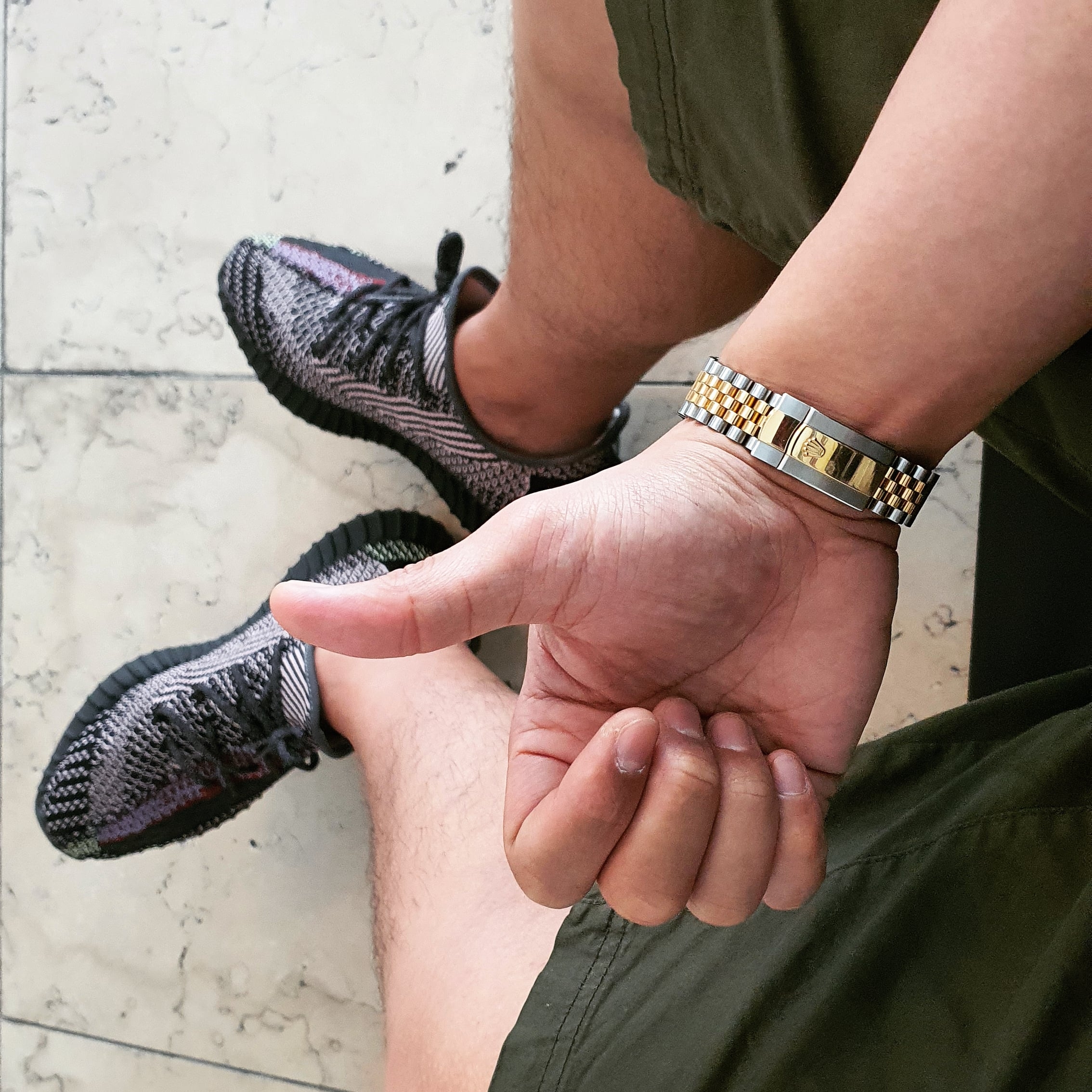 Adidas Yeezy Boost 350 V2 Yecheil - Non-Reflective 착용 스타일