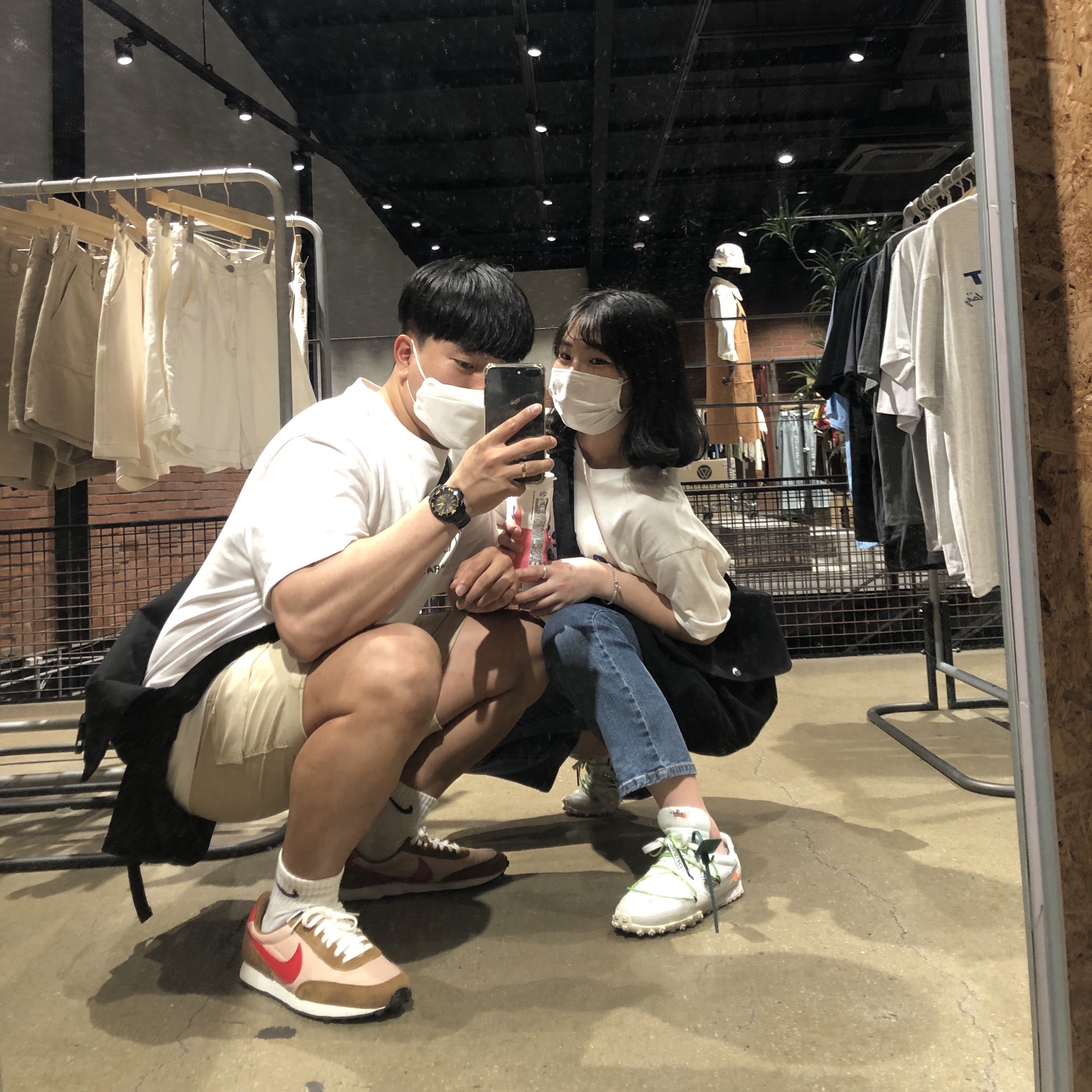 (W) Nike Daybreak Shimmer University Red, (W) Nike x Off-White Waffle Racer White 착용 스타일
