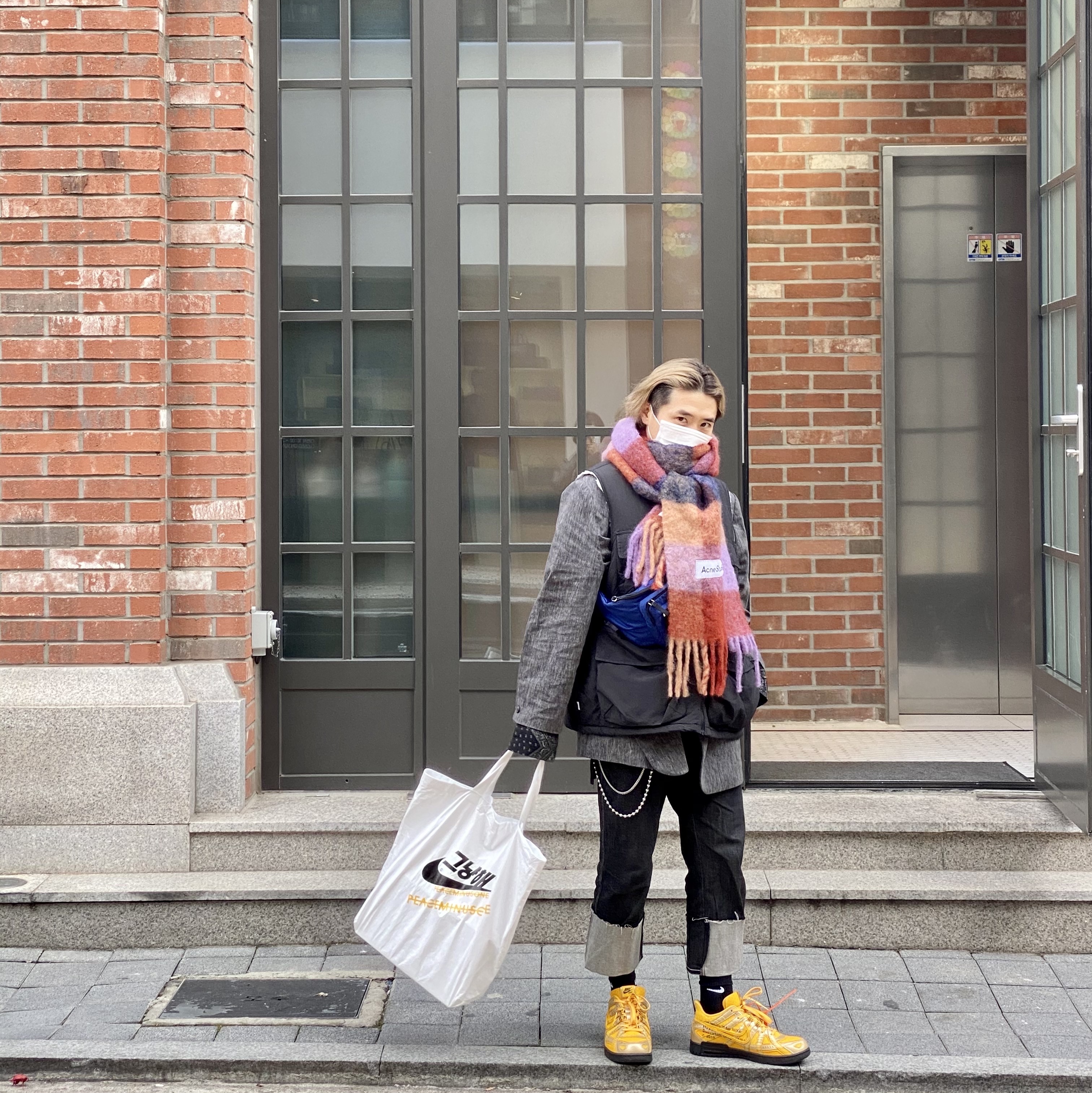 Nike x Off-White Air Rubber Dunk University Gold 착용 스타일