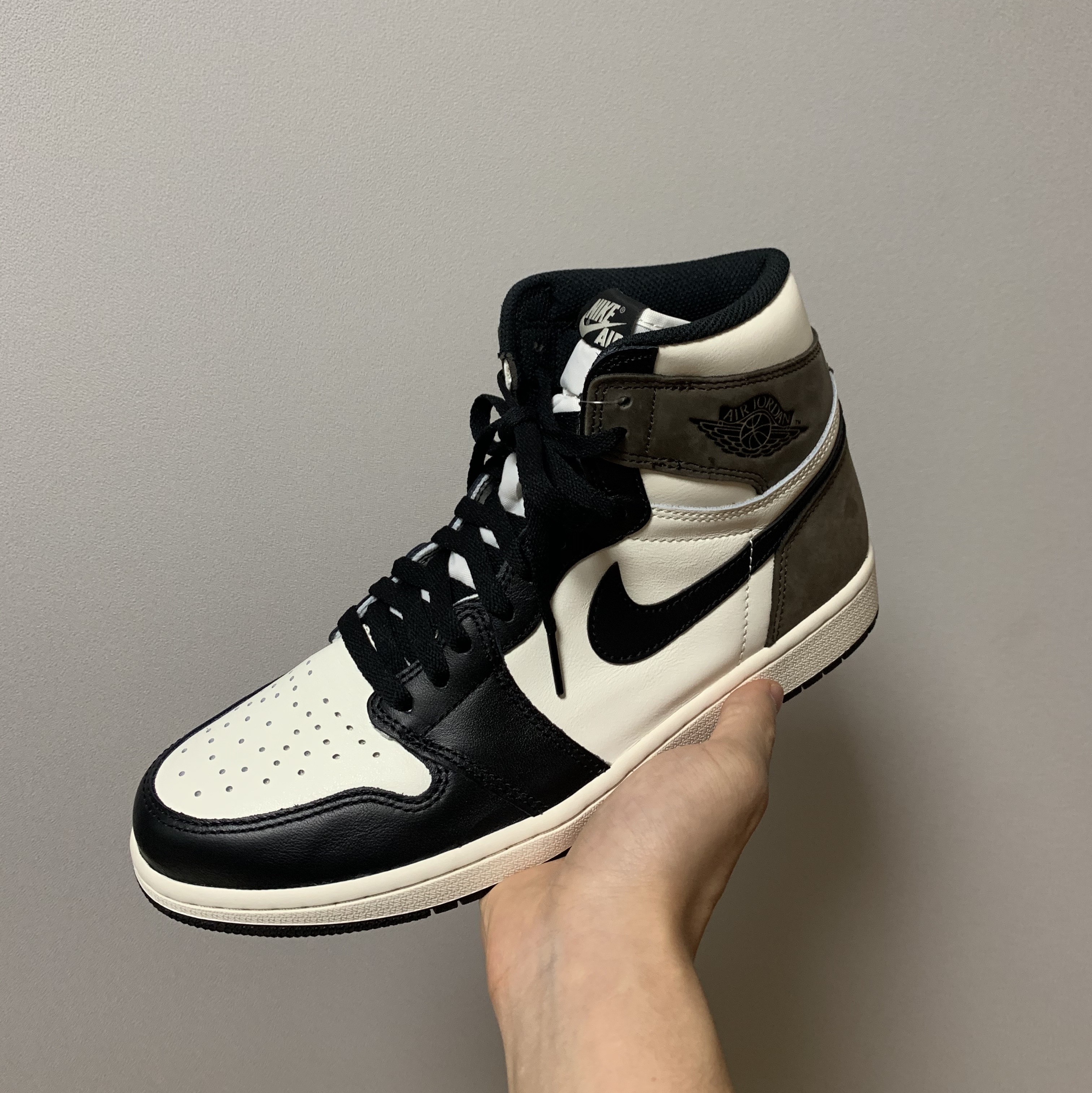 Jordan 1 Retro High OG Black Mocha 착용 스타일