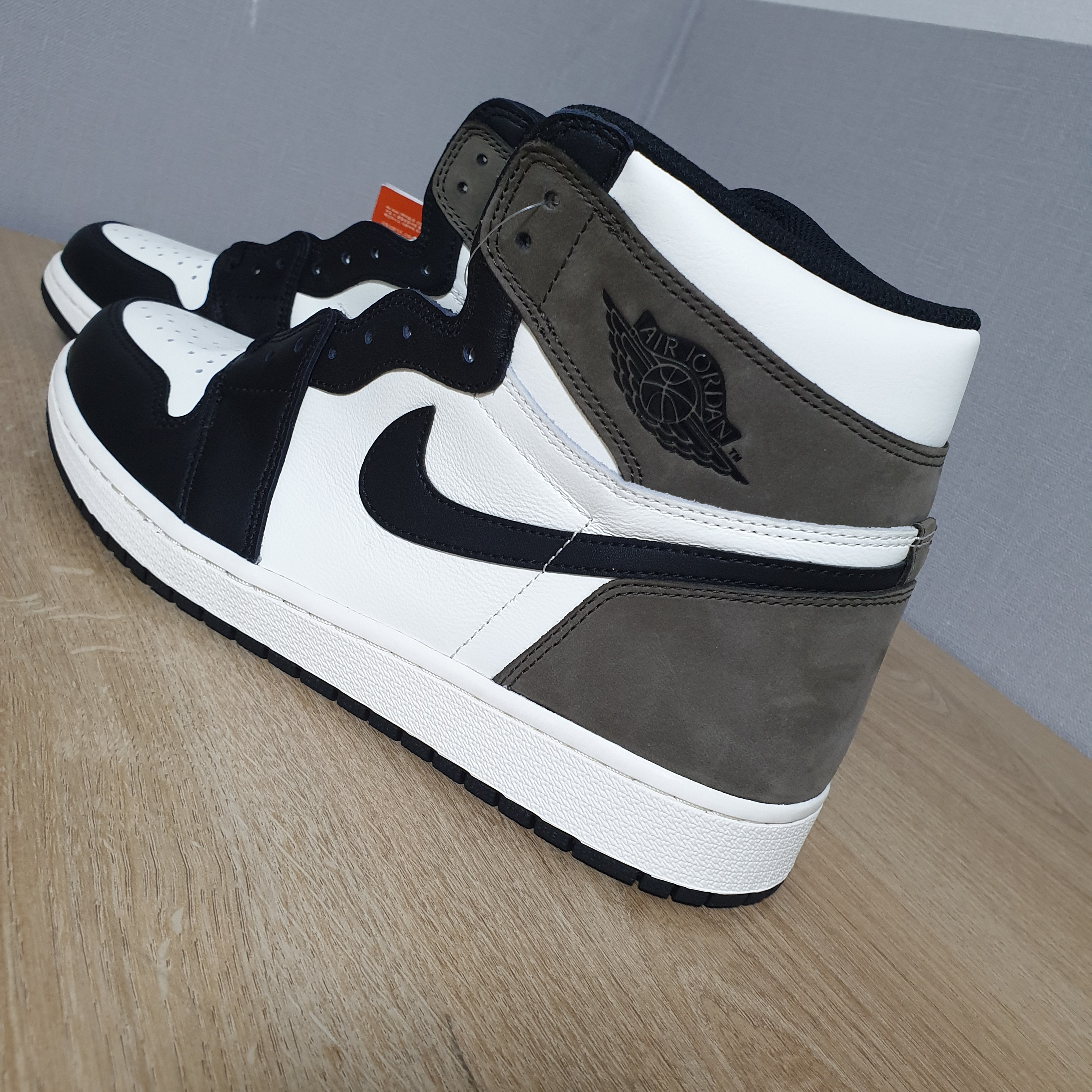 Jordan 1 Retro High OG Black Mocha 착용 스타일 - 3