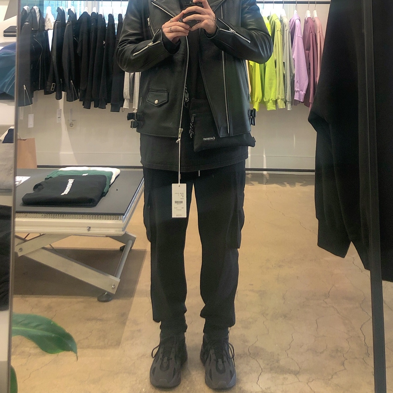 Adidas Yeezy Boost 700 V2 Vanta 2019 착용 스타일