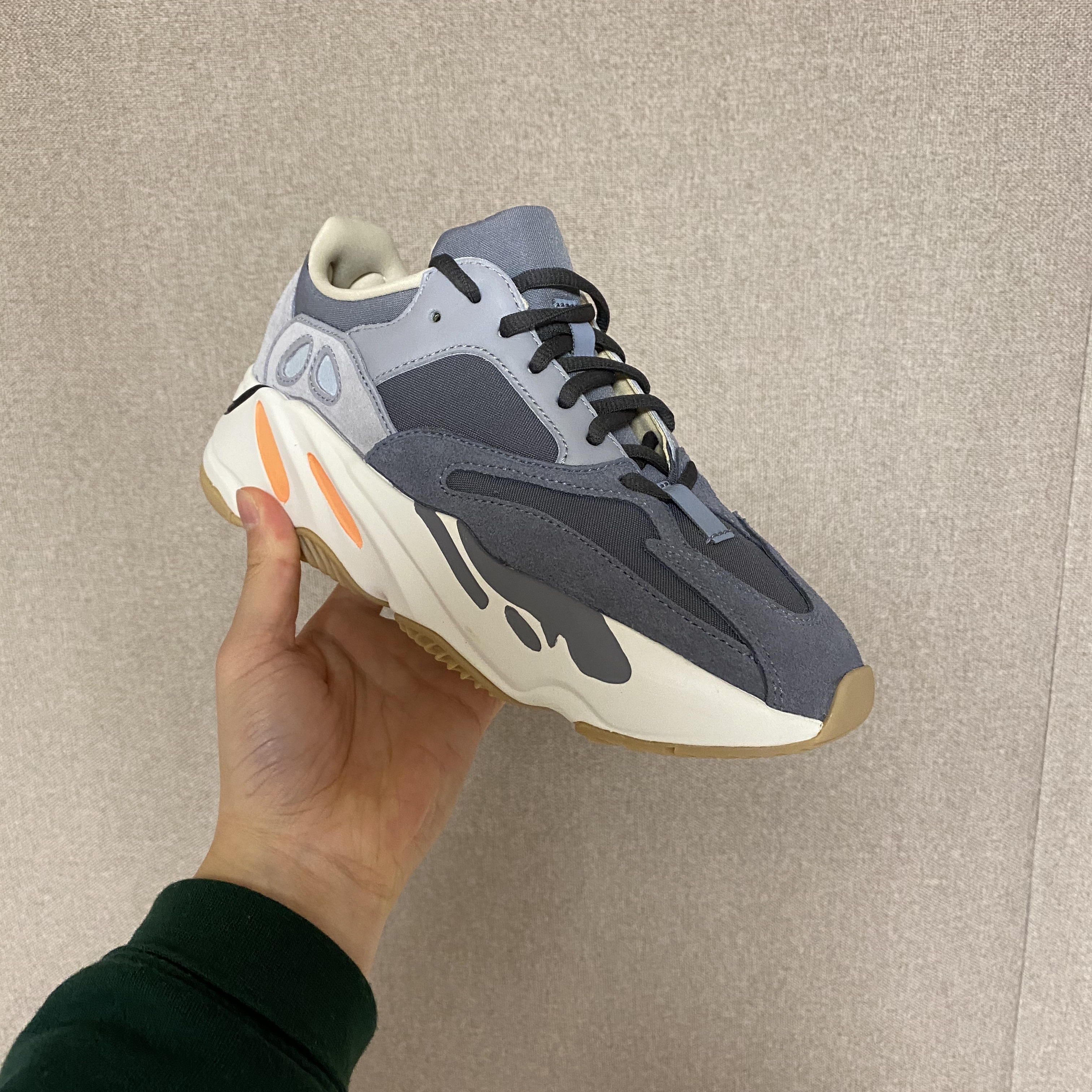 Adidas Yeezy Boost 700 Magnet 착용 스타일 - 1