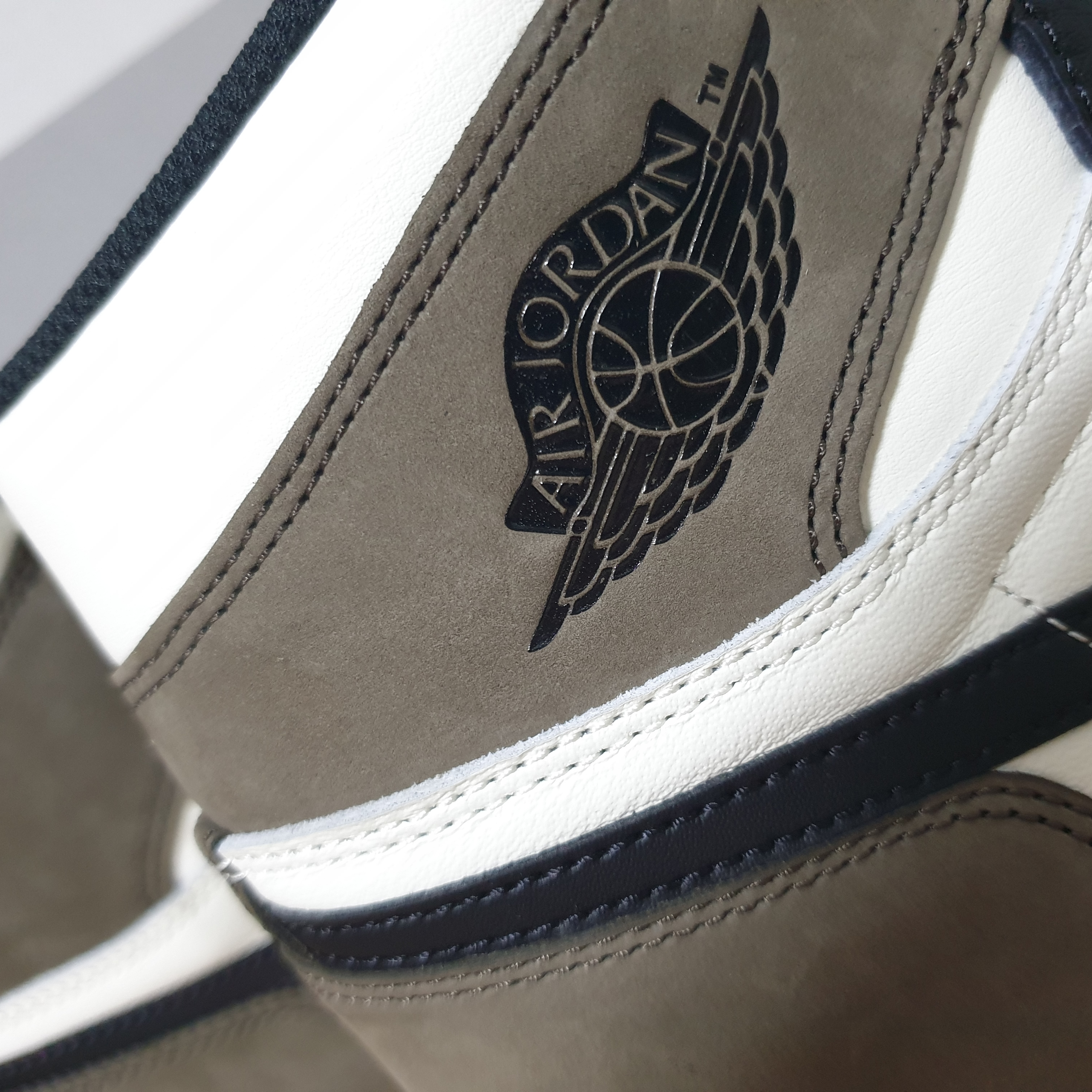 Jordan 1 Retro High OG Black Mocha 착용 스타일 - 2