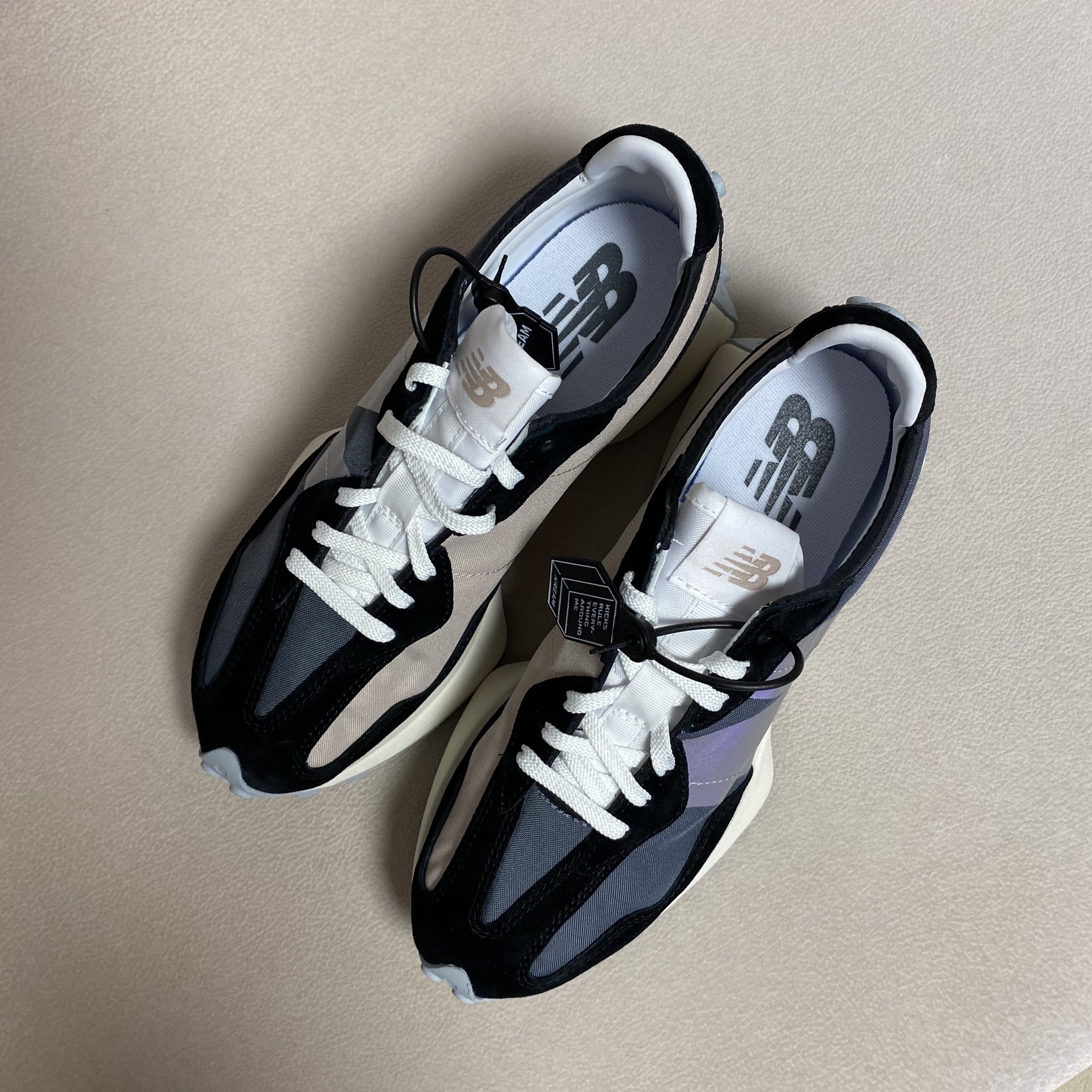 (W) New Balance 327 Black 착용 스타일 - 1