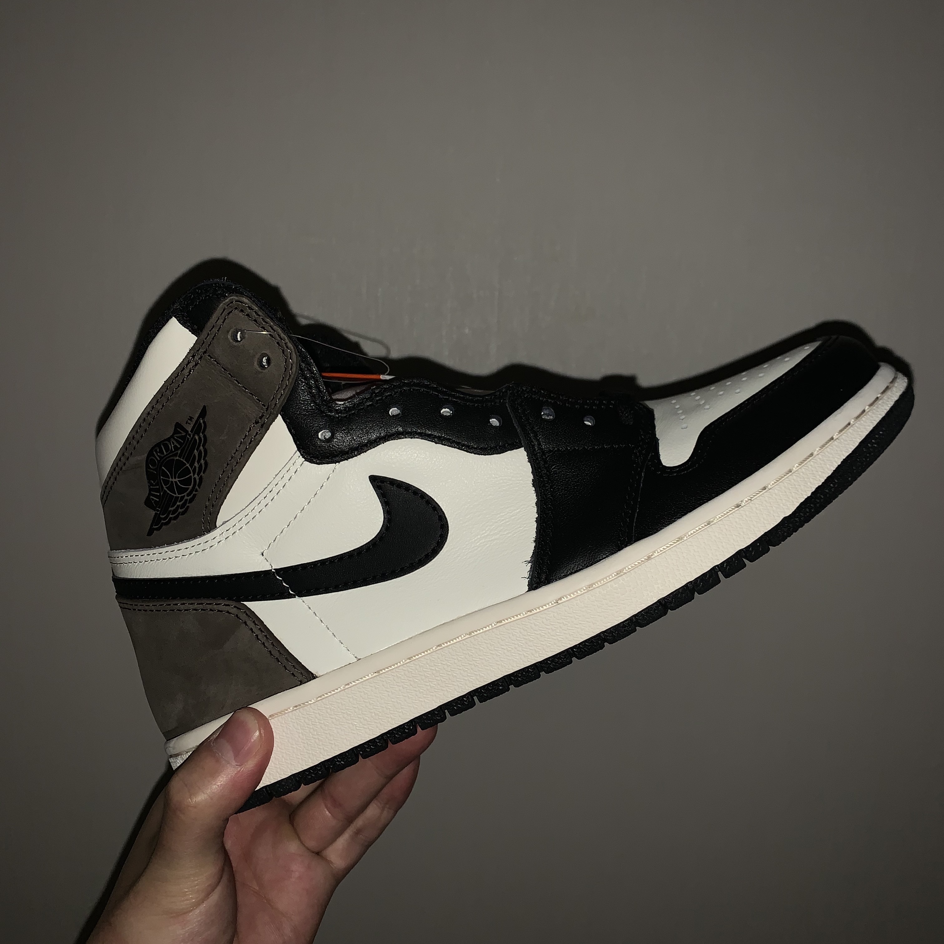 Jordan 1 Retro High OG Black Mocha 착용 스타일