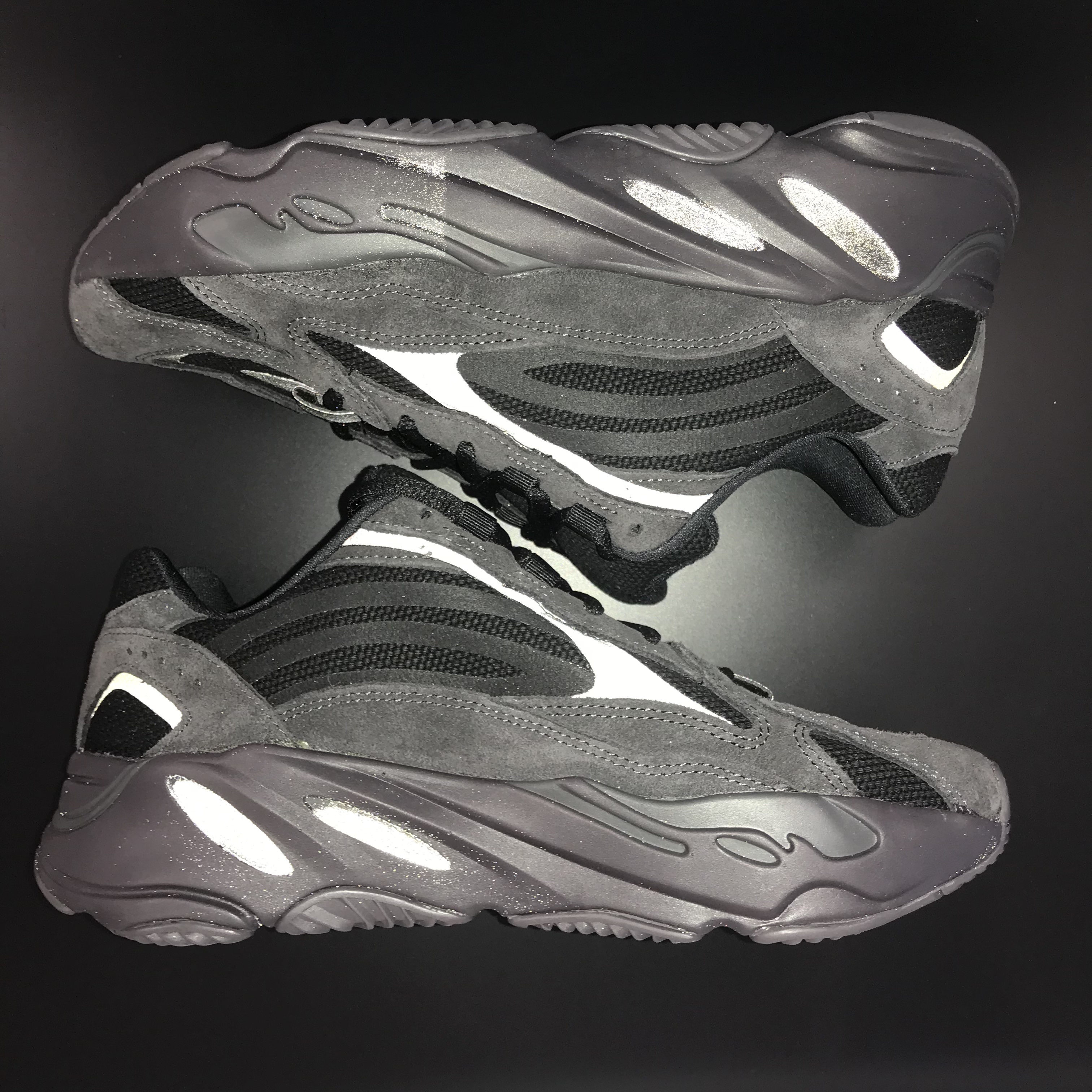 Adidas Yeezy Boost 700 V2 Vanta 2019 착용 스타일 - 3