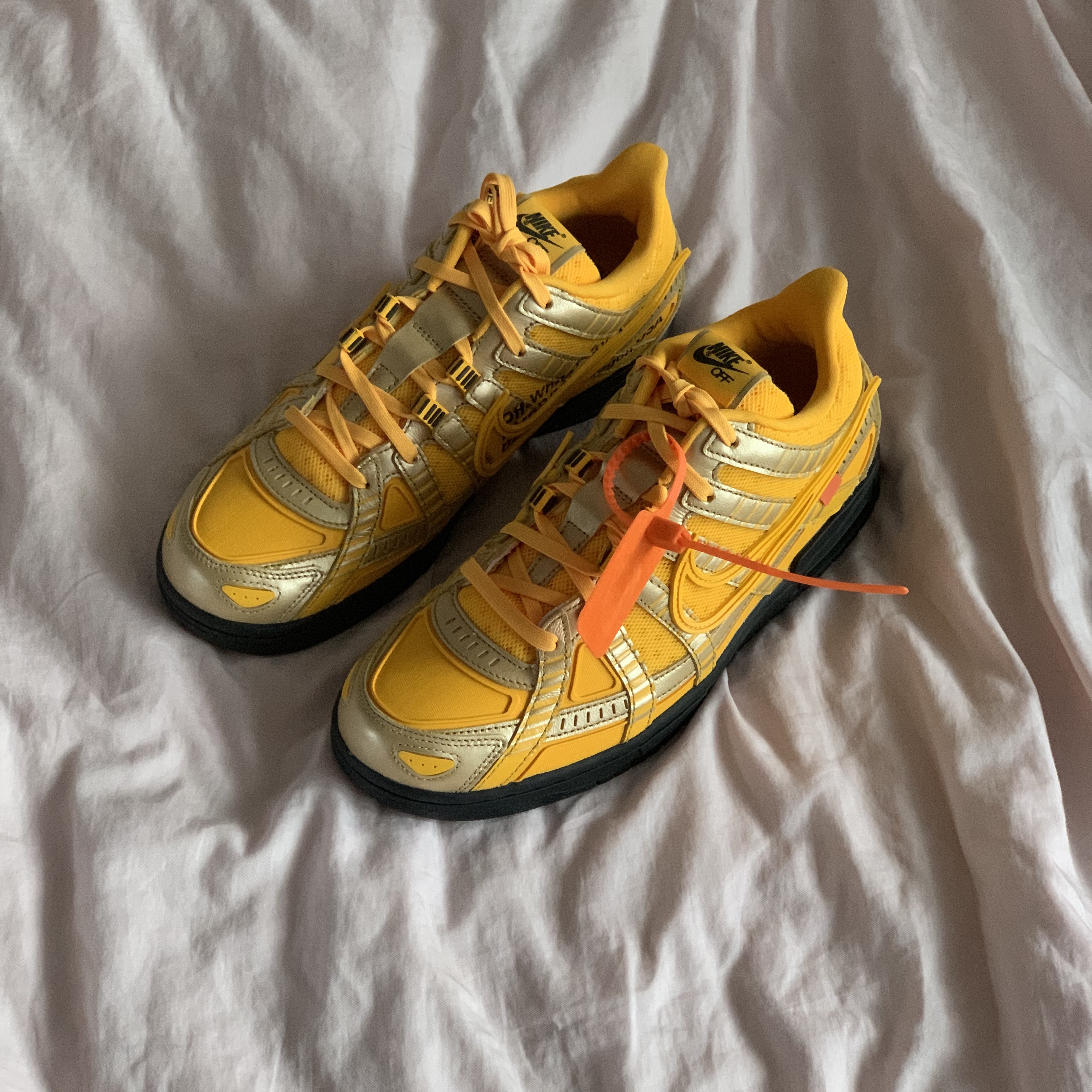 Nike x Off-White Air Rubber Dunk University Gold 착용 스타일