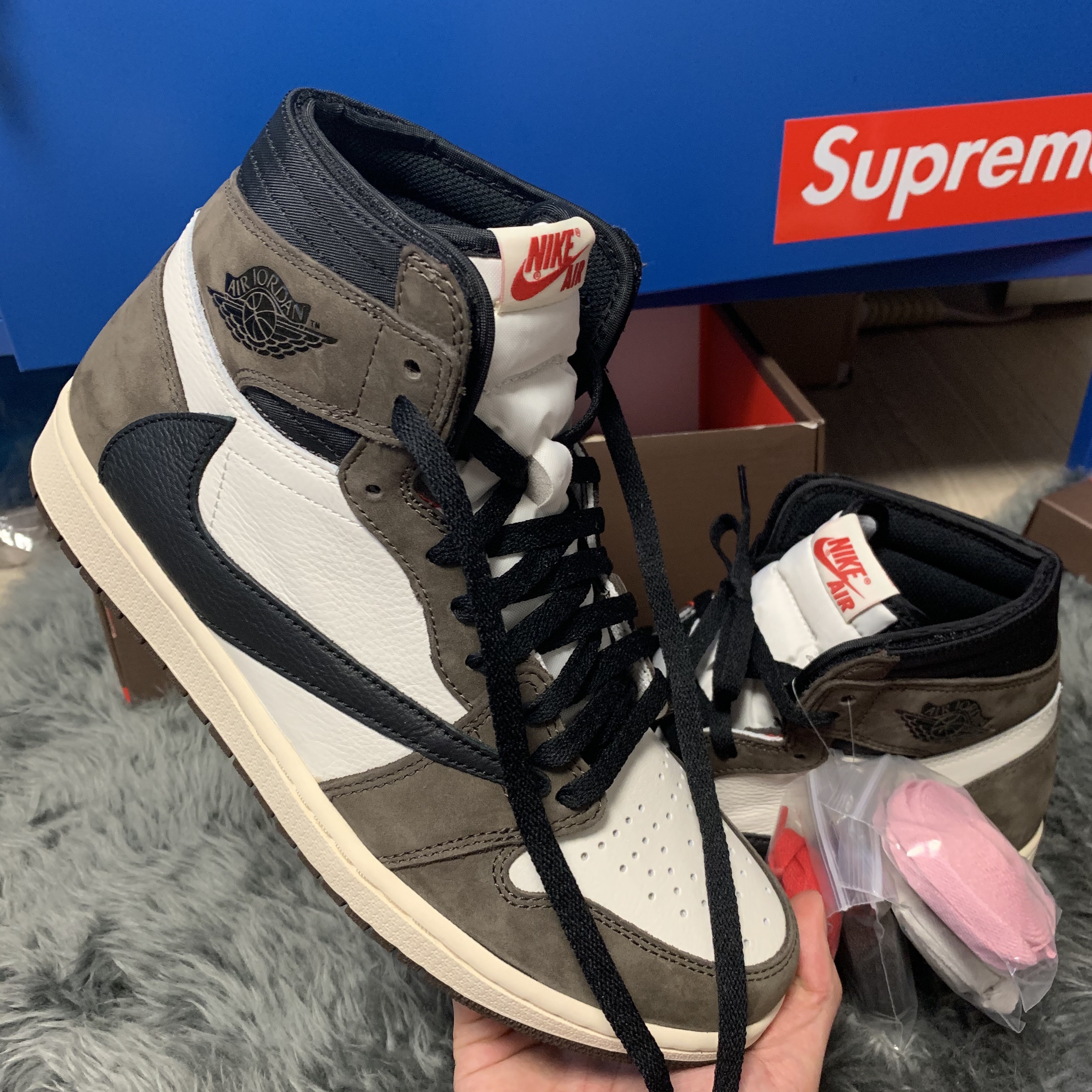 Jordan 1 x Travis Scott Retro High OG SP Mocha 착용 스타일