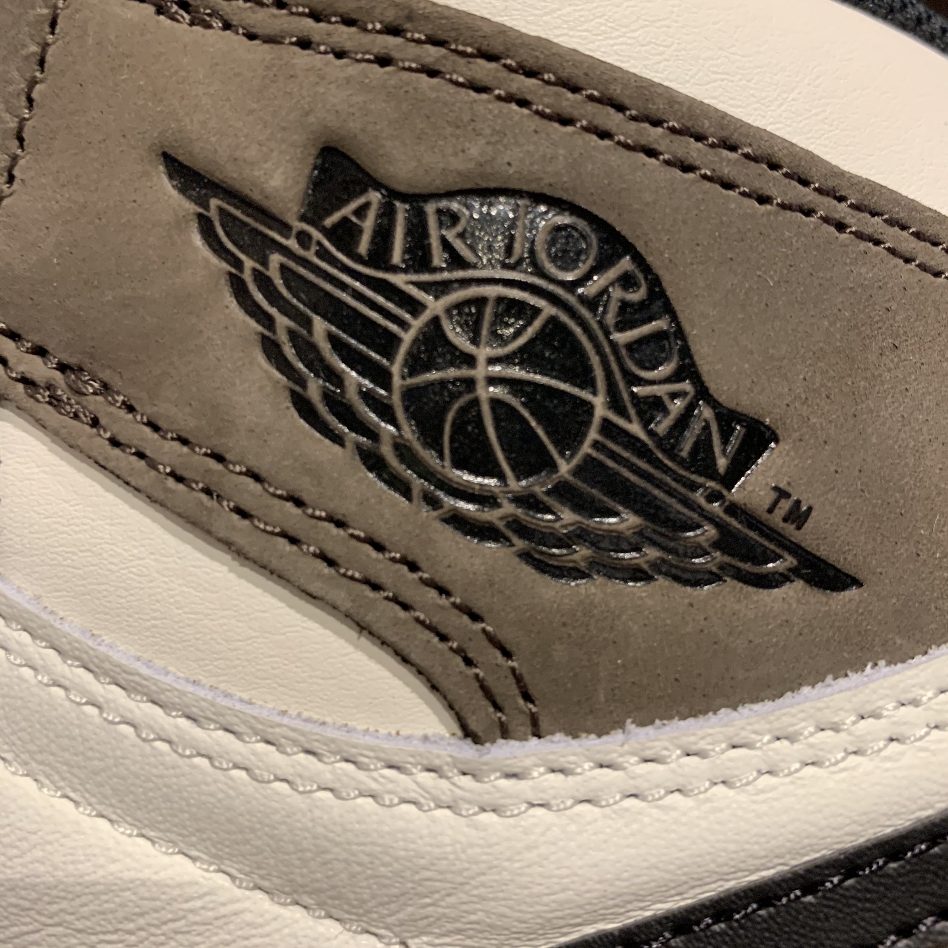Jordan 1 Retro High OG Black Mocha 착용 스타일