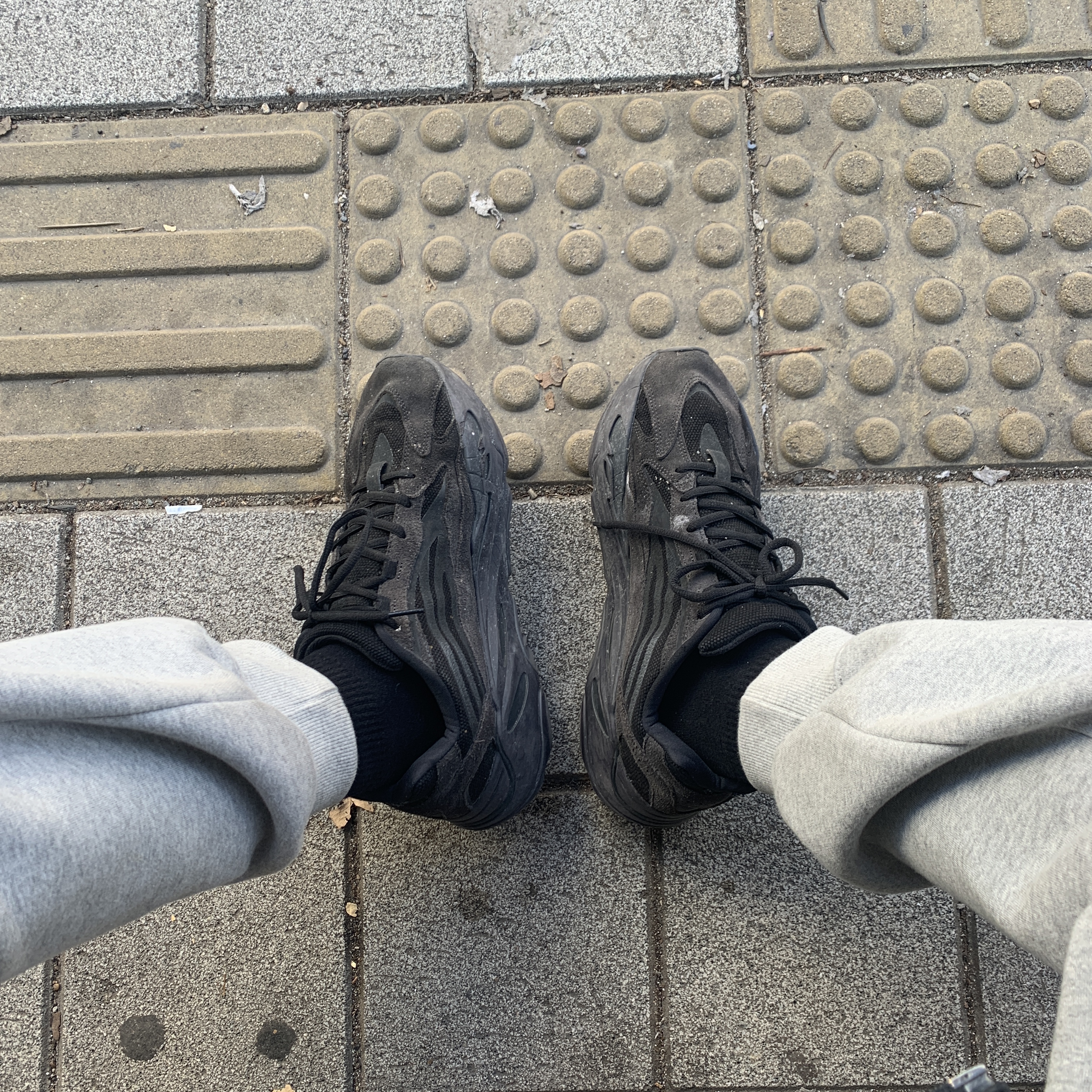 Adidas Yeezy Boost 700 V2 Vanta 2019 착용 스타일