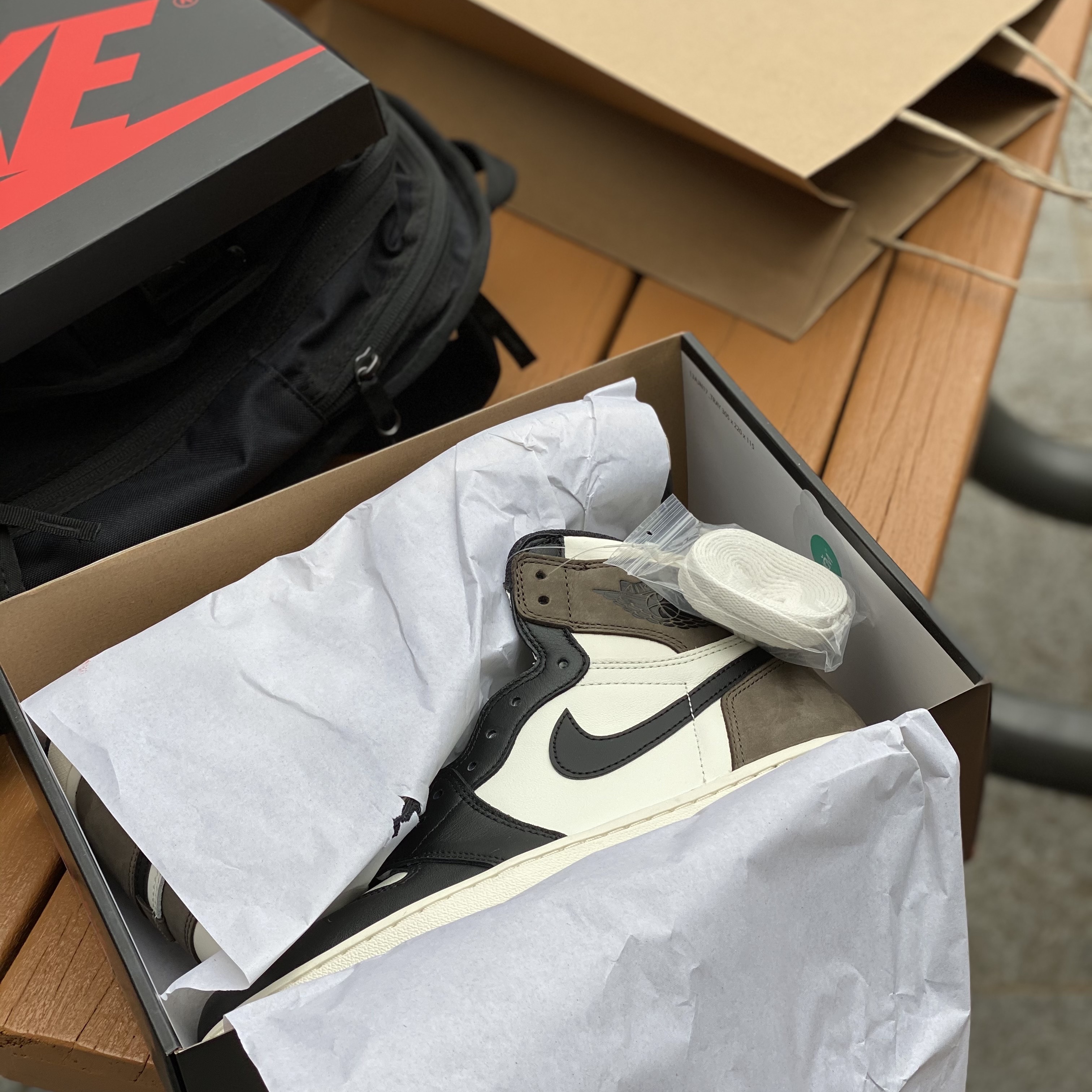 Jordan 1 Retro High OG Black Mocha 착용 스타일 - 2