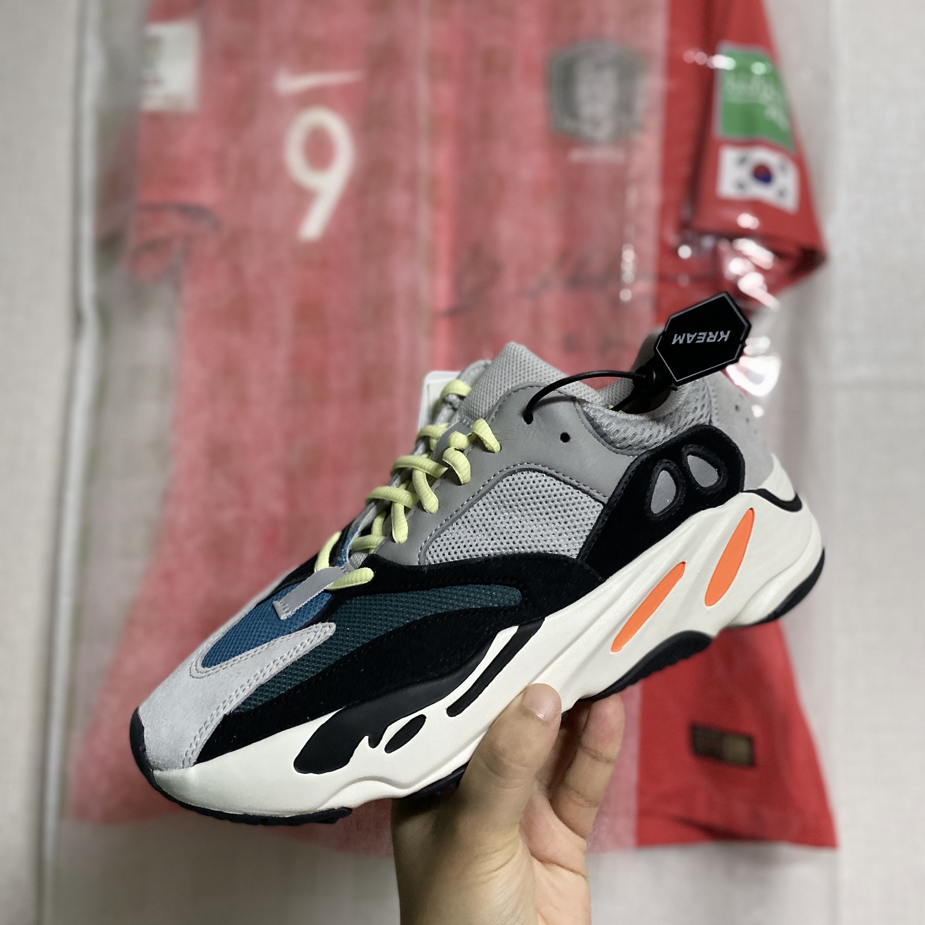 Adidas Yeezy Boost 700 Wave Runner Solid Grey 2017/2019 착용 스타일