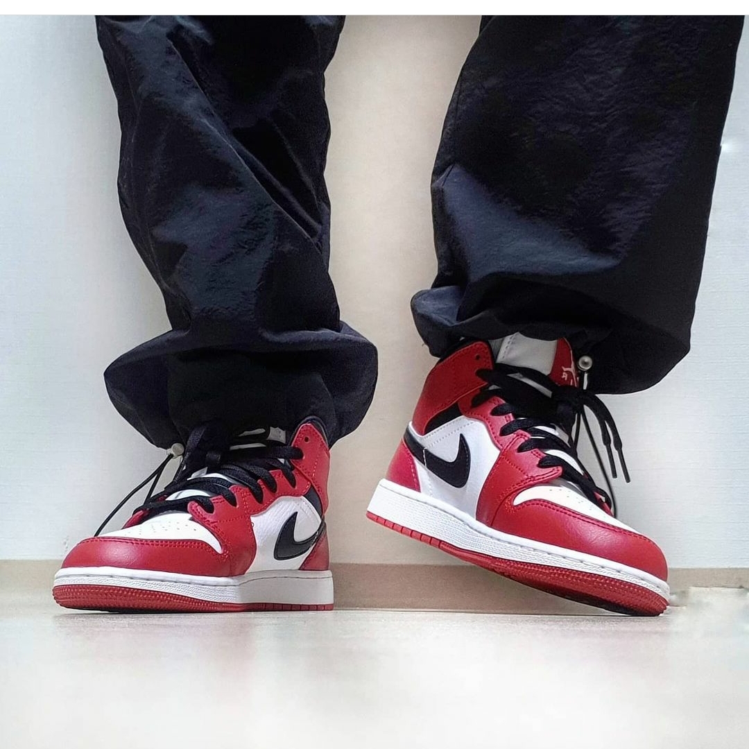 (GS) Jordan 1 Mid White Gym Red Black 착용 스타일 - 1