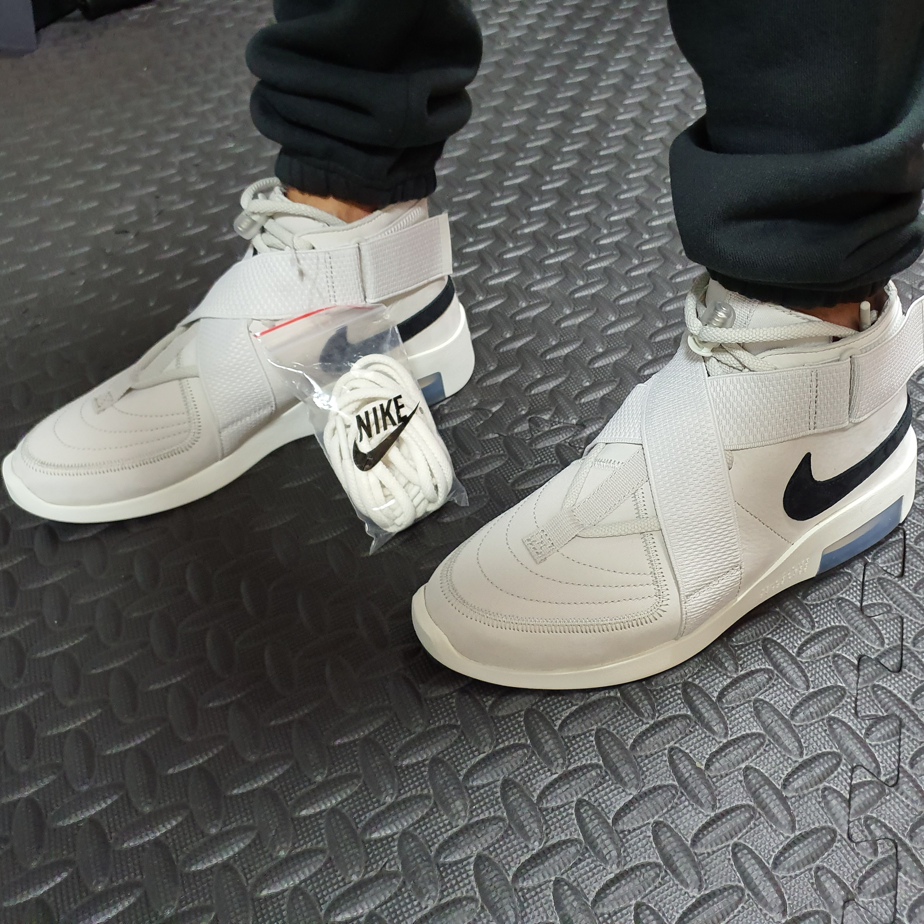 Nike x Fear of God Air Fear of God Raid Light Bone 착용 스타일 - 2