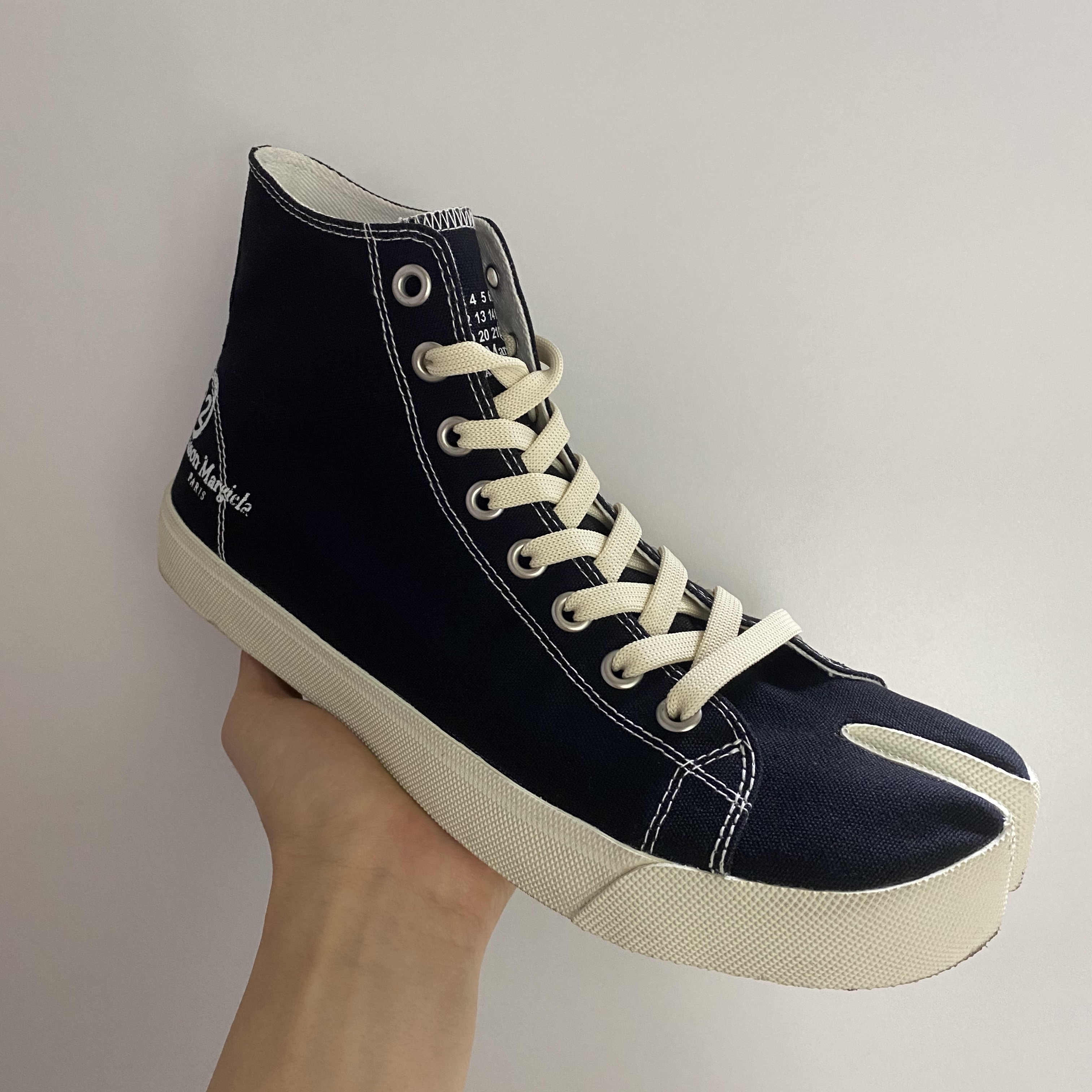 Maison Margiela Tabi High Black 착용 스타일