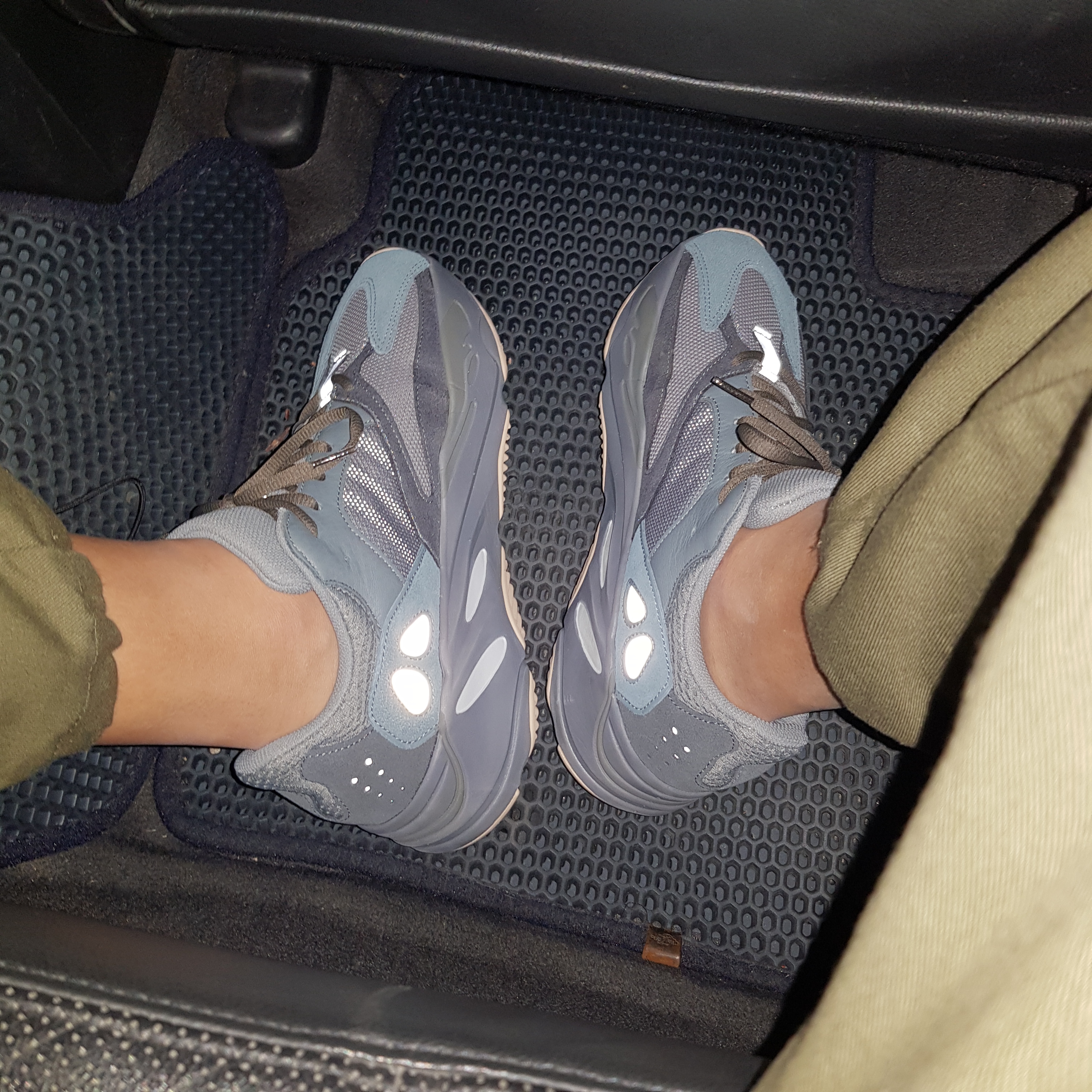 Adidas Yeezy Boost 700 Teal Blue 착용 스타일