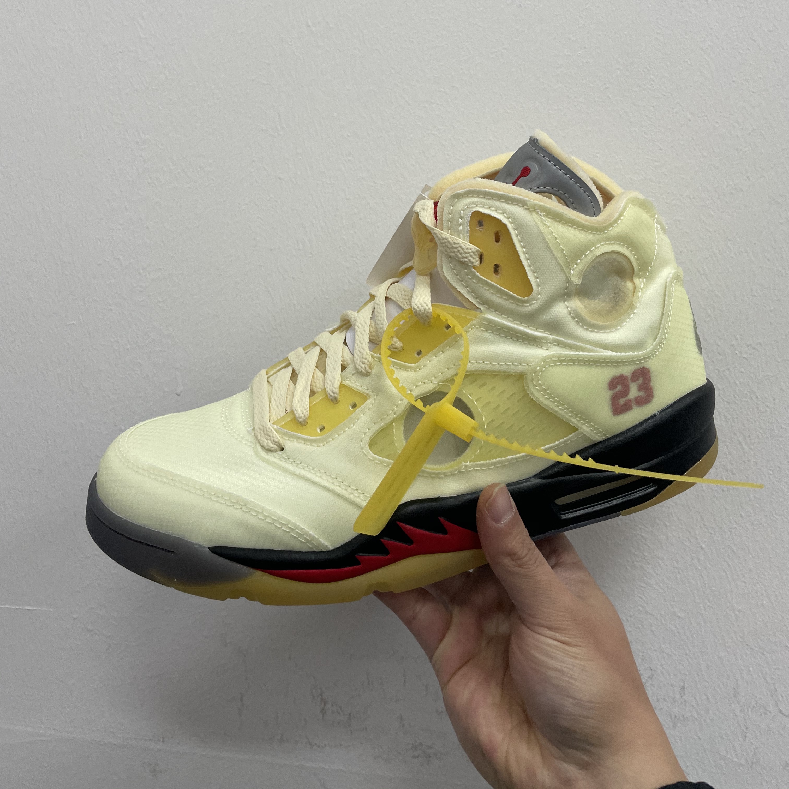 Jordan 5 x Off-White Retro SP Sail Fire Red 착용 스타일