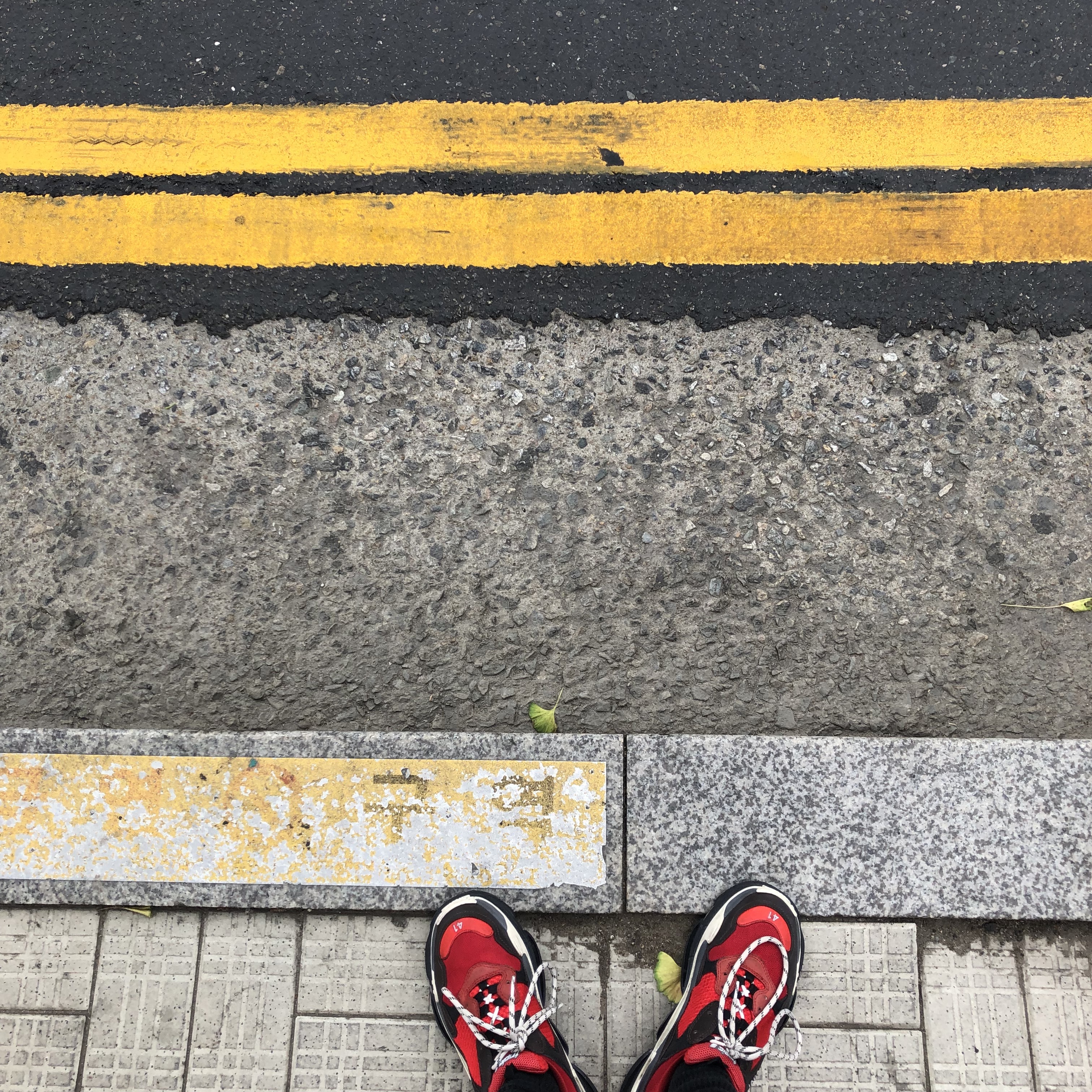 Balenciaga Triple S Red Black 2018 착용 스타일