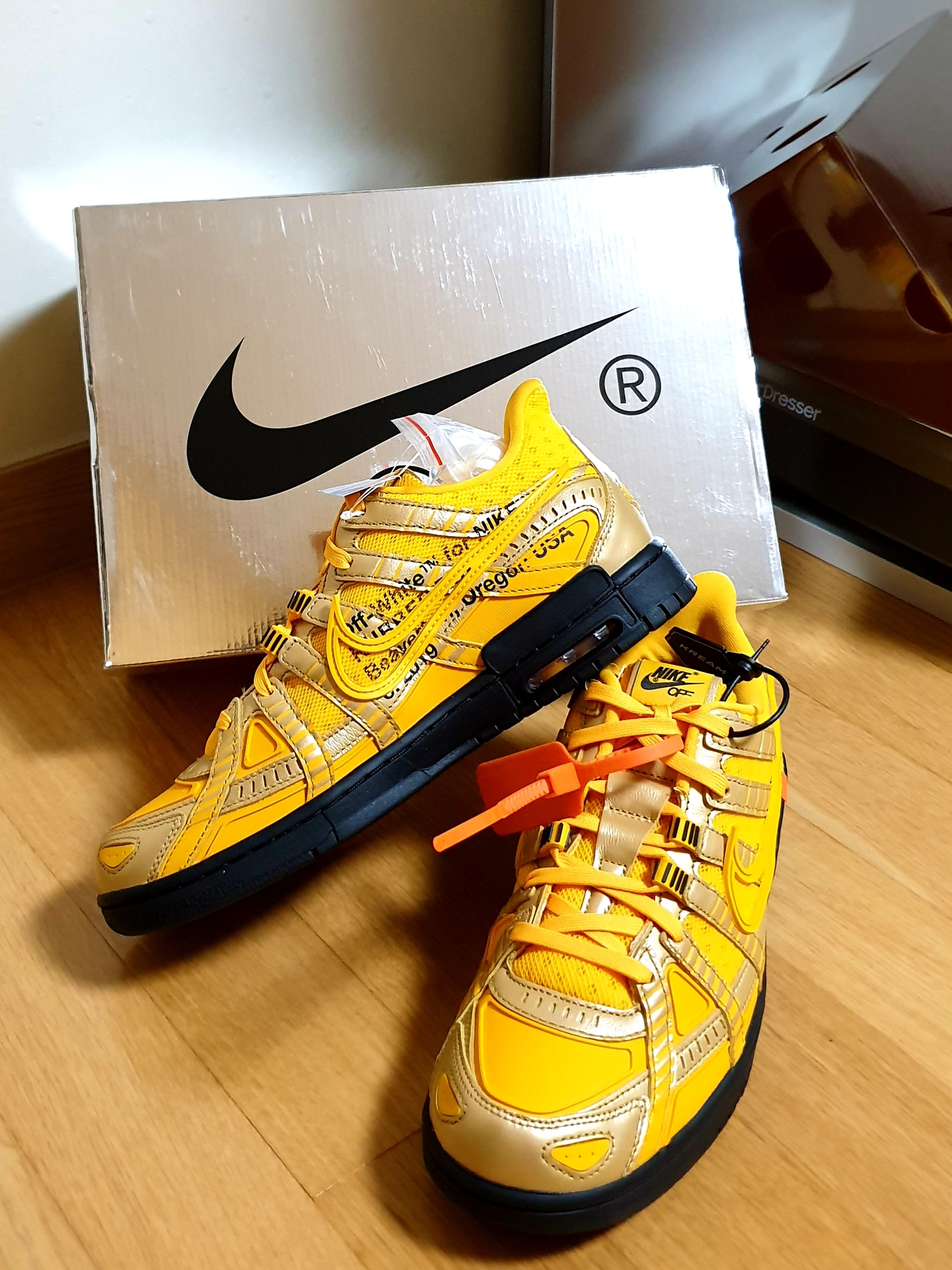 Nike x Off-White Air Rubber Dunk University Gold 착용 스타일