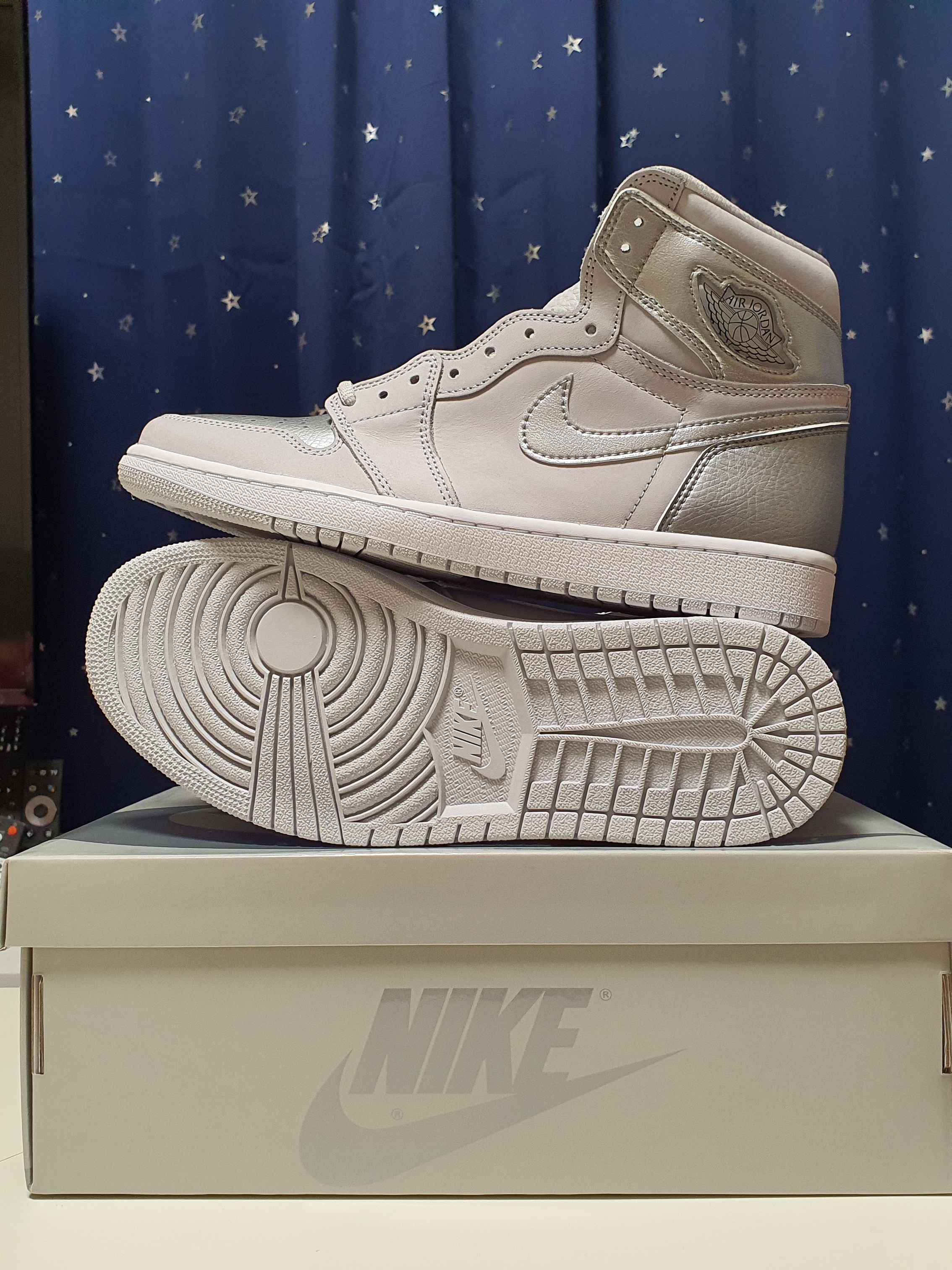 Nike Air Force 1 Low Easter Egg 2018, Jordan 1 Retro High OG CO.JP Neutral Grey 착용 스타일 - 4