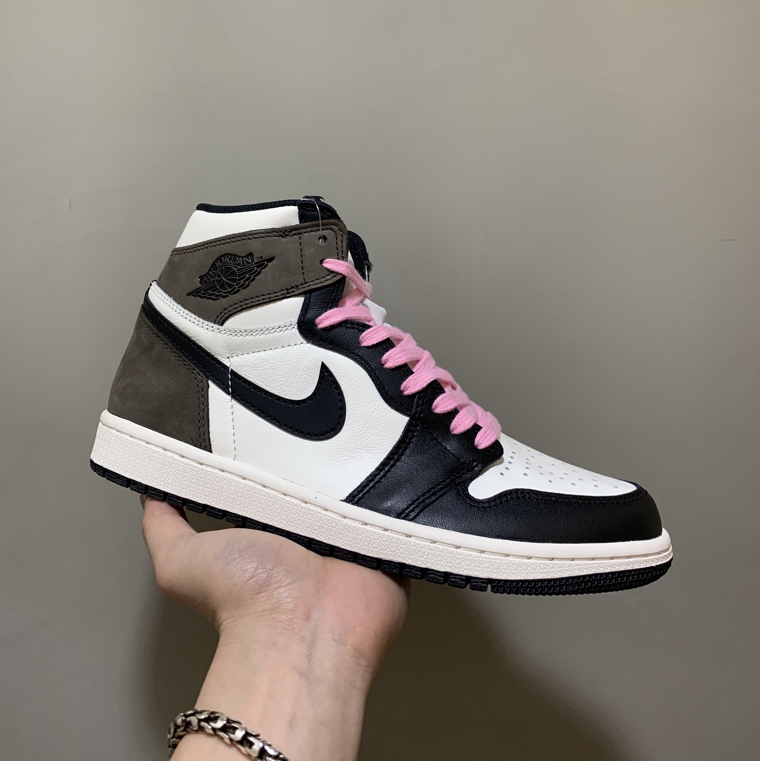 Jordan 1 Retro High OG Black Mocha 착용 스타일 - 3