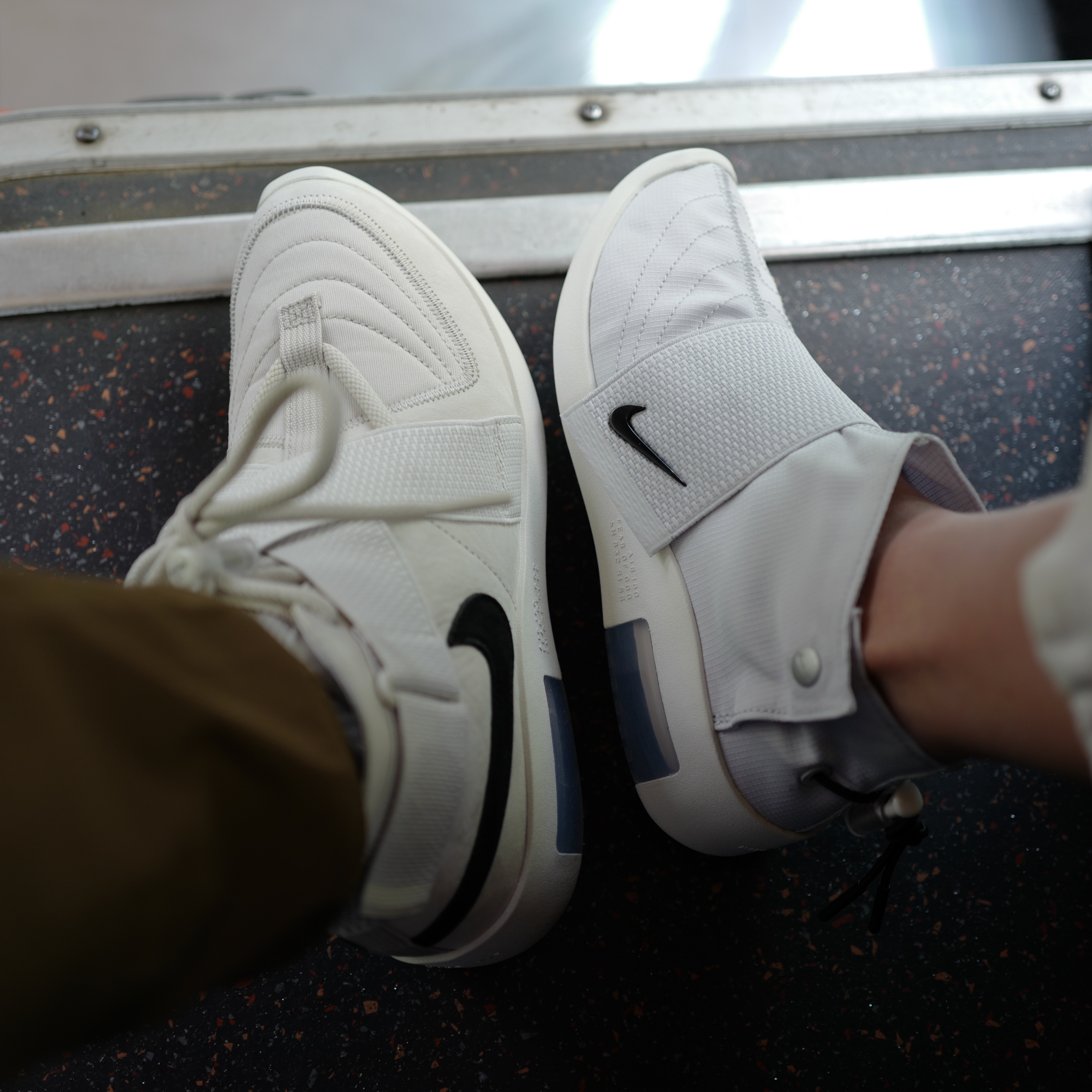 Nike x Fear of God Air Fear of God Raid Light Bone, Nike x Fear of God Air Fear of God Moccasin Pure Platinum 착용 스타일