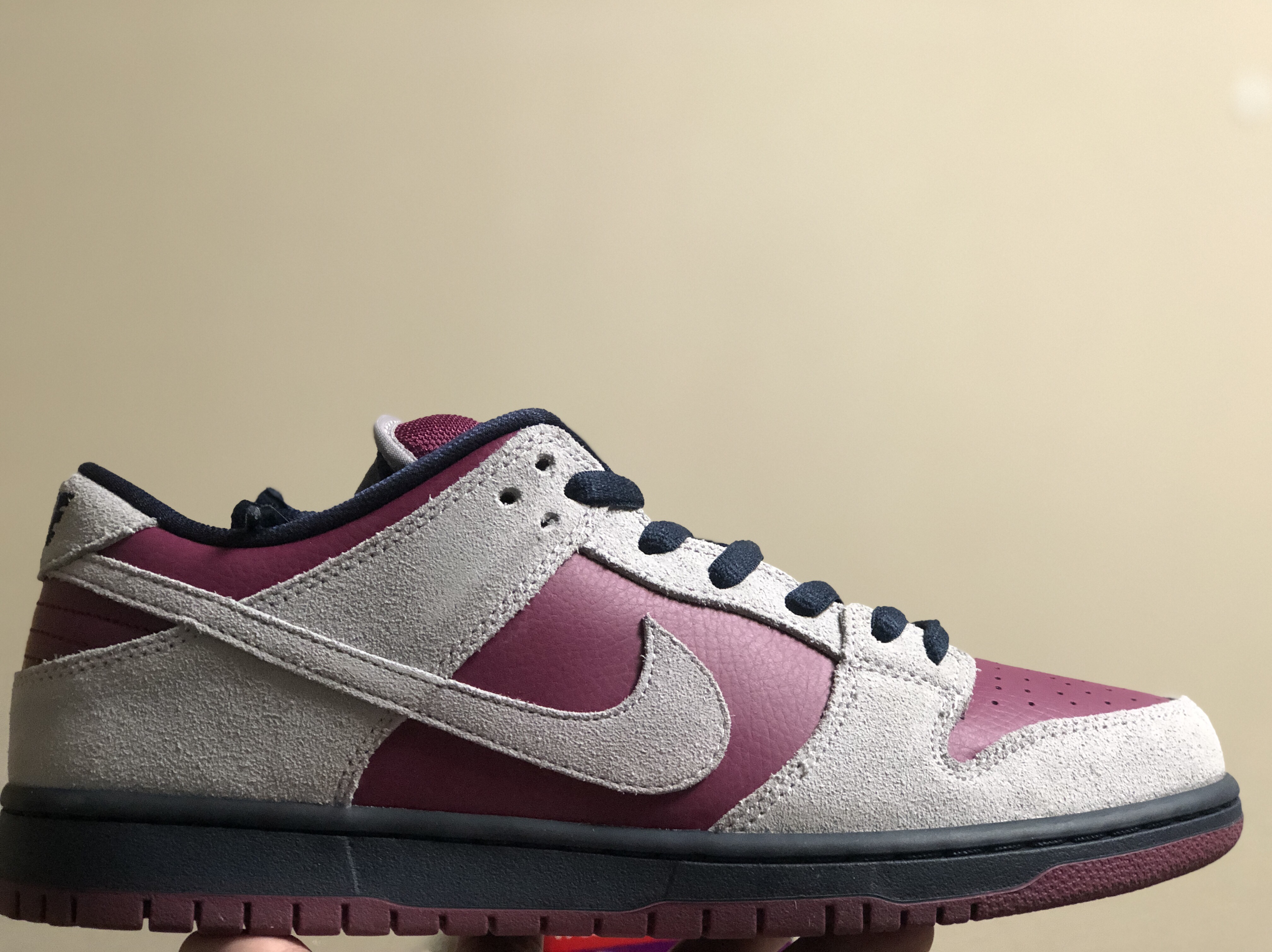 Nike SB Dunk Low Atmosphere Grey True Berry 착용 스타일 - 1