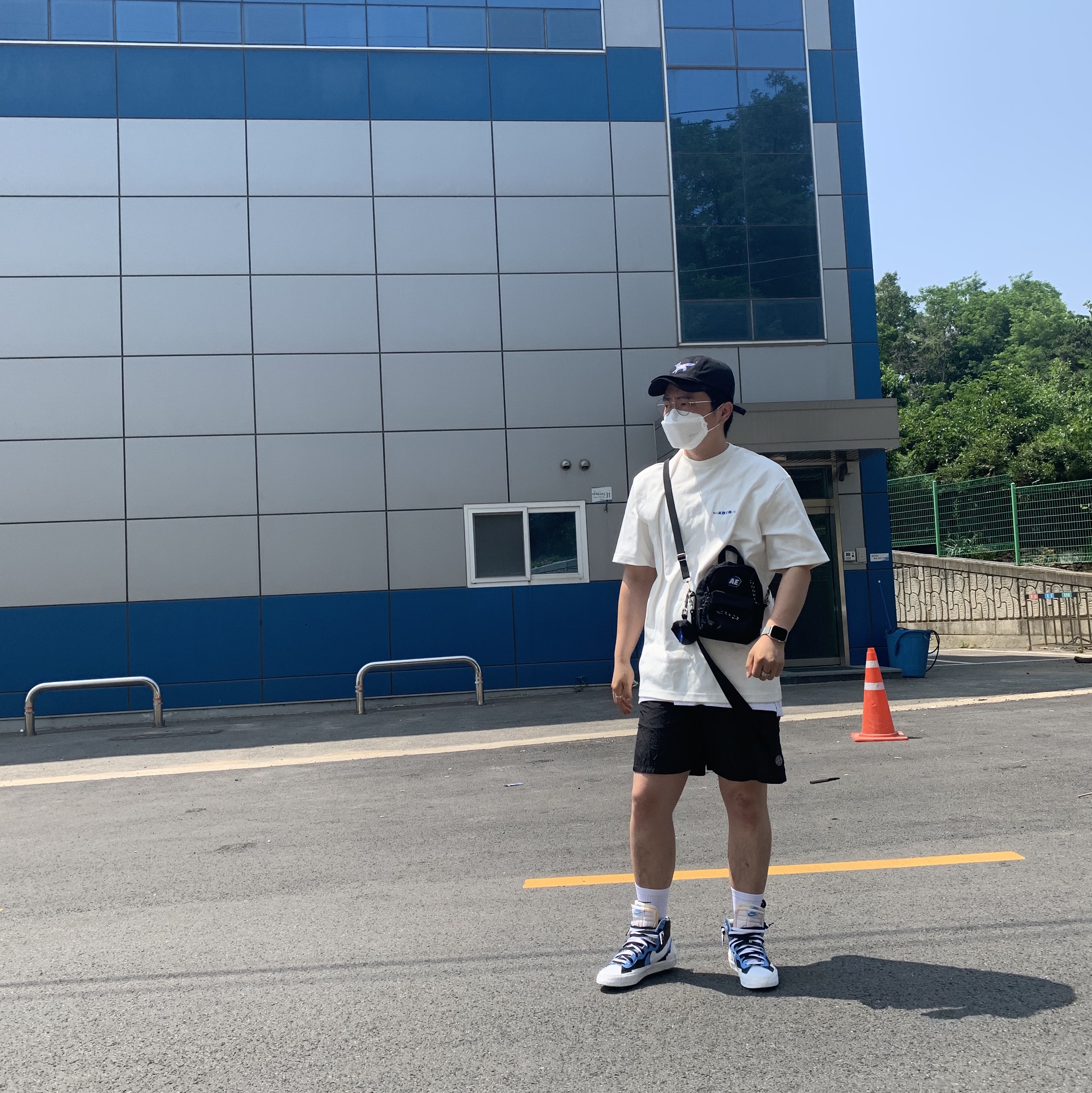 Nike x Sacai Blazer Mid White Black Legend Blue 착용 스타일 - 3