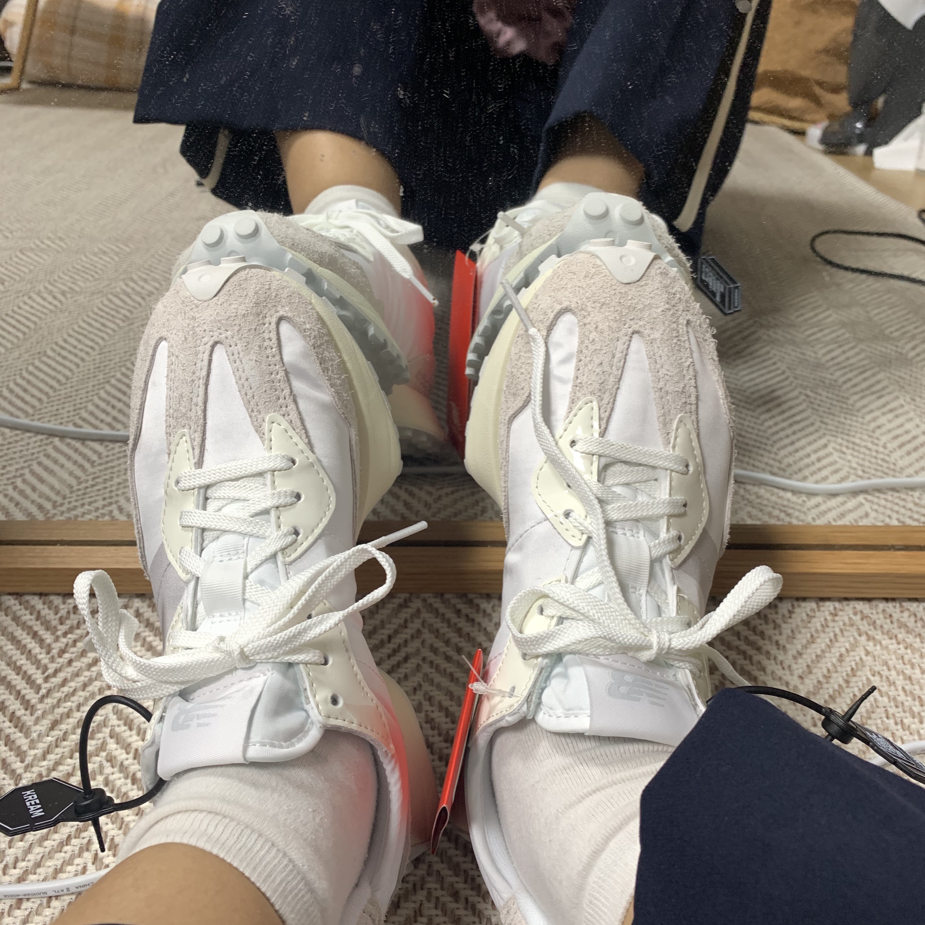 (W) New Balance 327 White Moonbeam 착용 스타일 - 2