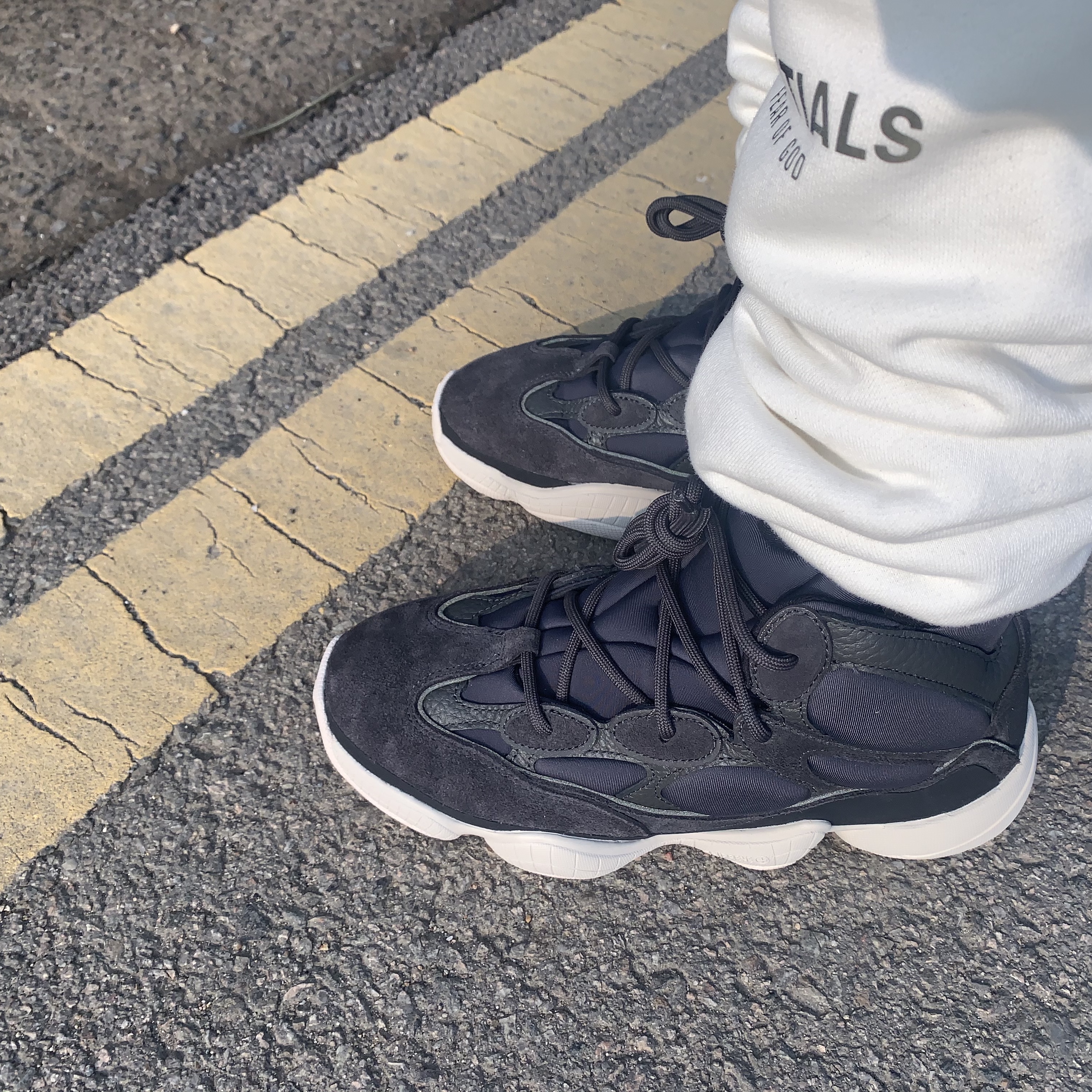 Adidas Yeezy 500 High Slate 착용 스타일 - 2