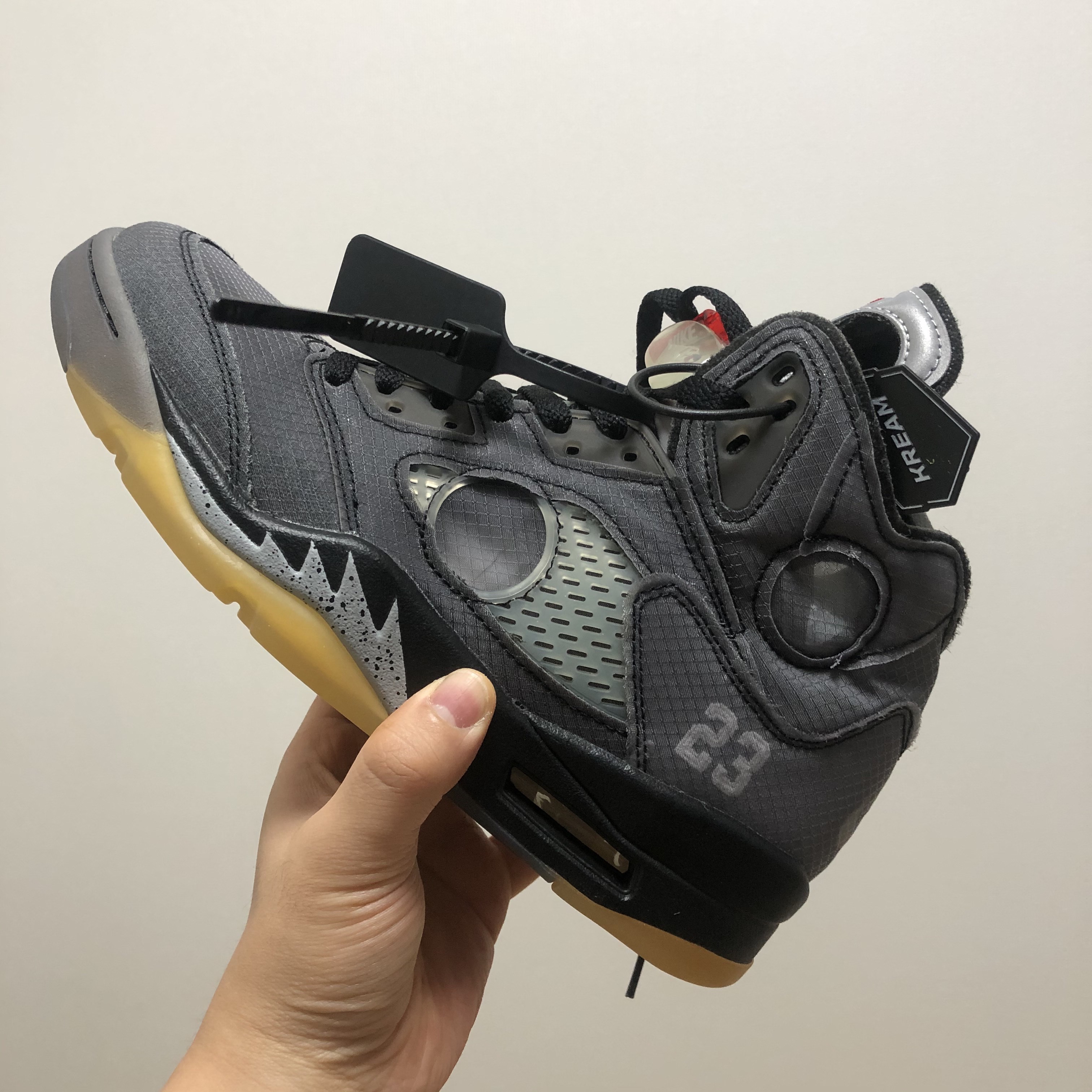 Jordan 5 x Off-White Retro SP Black Muslin 착용 스타일