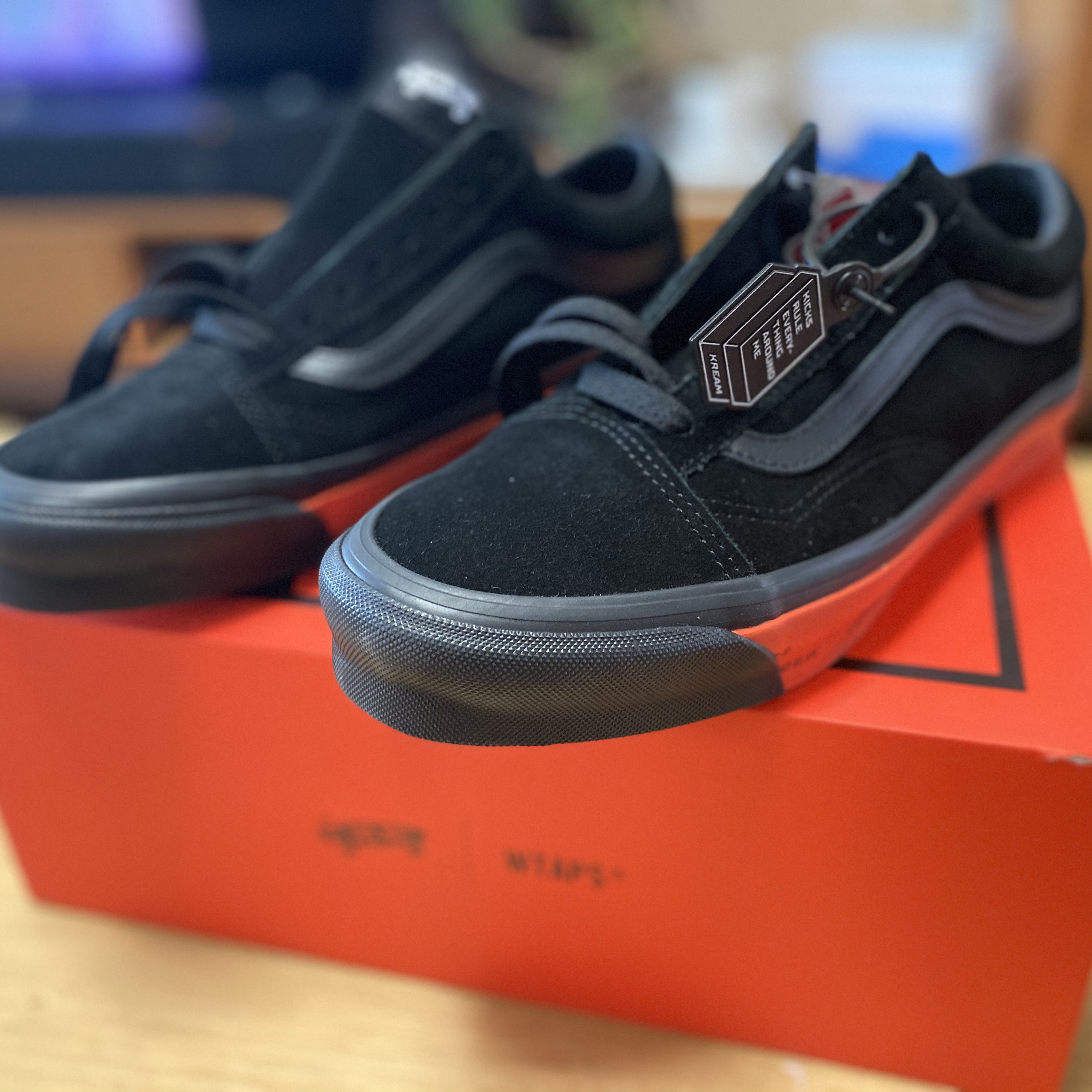 Vans Vault x WTAPS Vault Old Skool LX Black Orange 착용 스타일 - 1