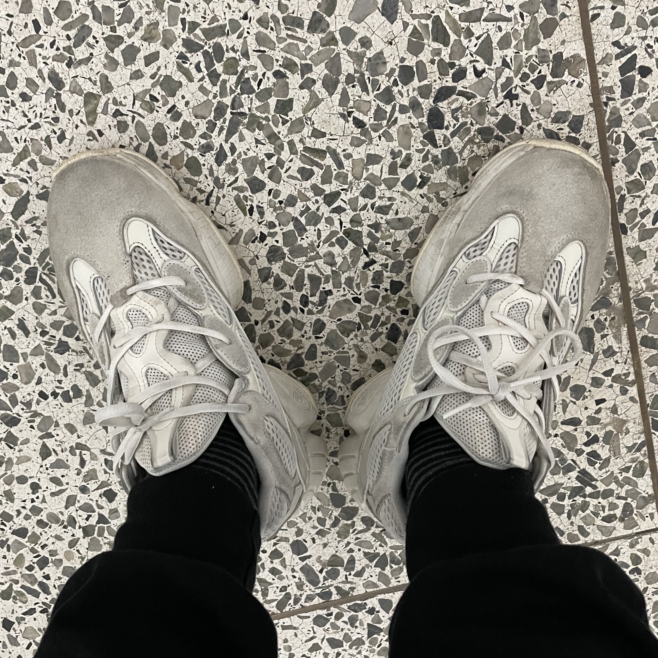 Adidas Yeezy 500 Bone White 착용 스타일