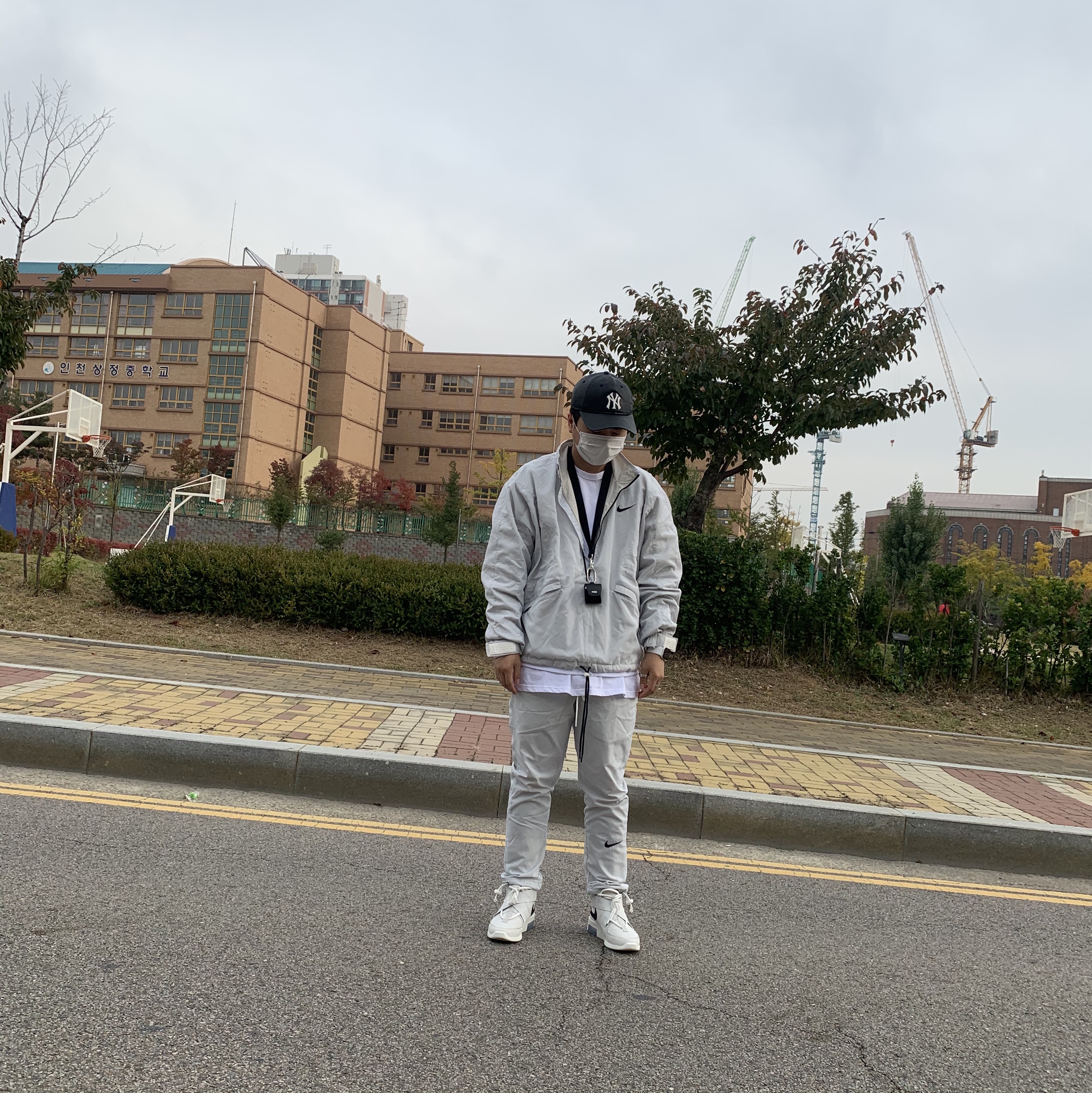 Nike x Fear of God Air Fear of God Raid Light Bone, Nike x Fear of God Woven Pants Pure Platinum 착용 스타일 - 3
