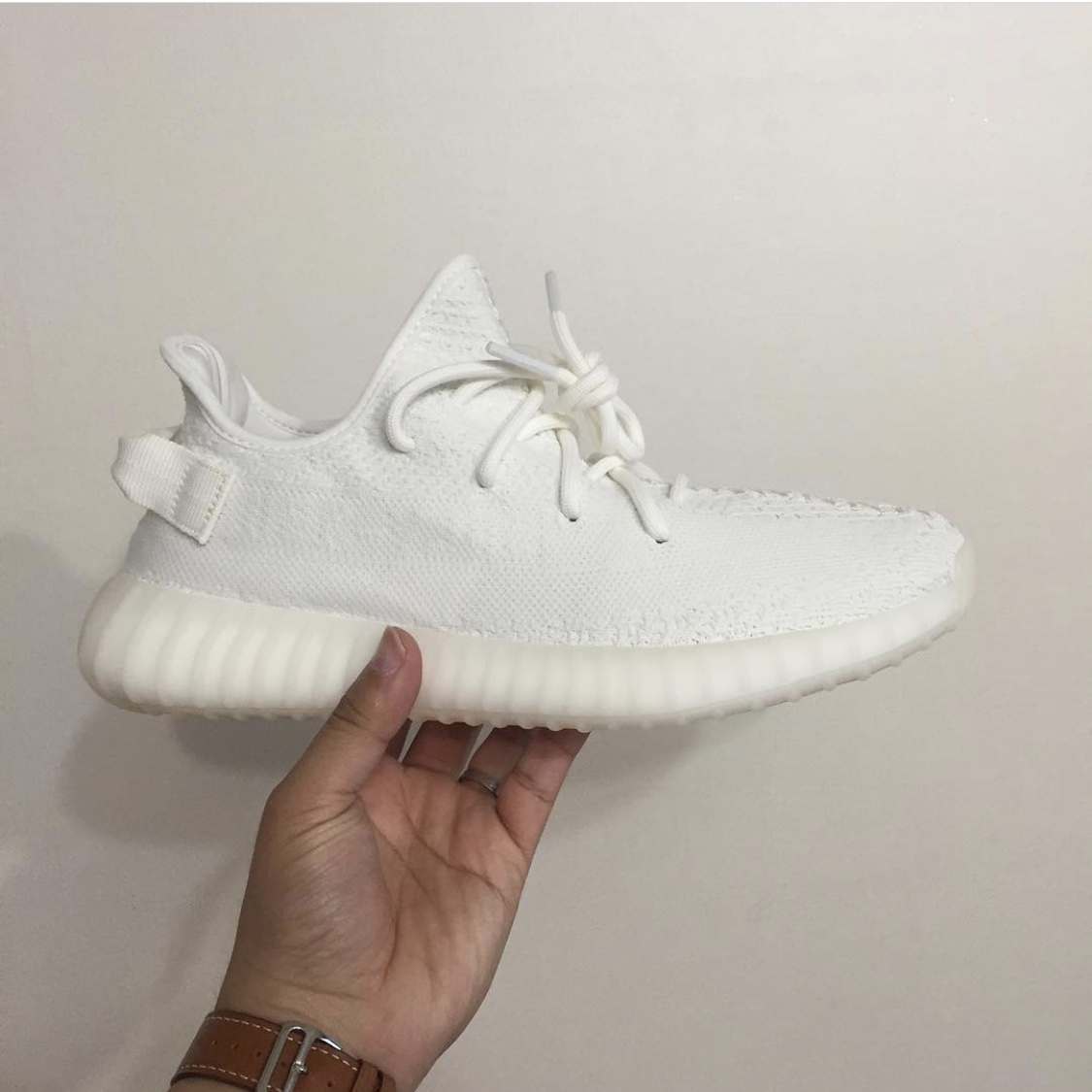 Adidas Yeezy Boost 350 V2 Cream/Triple White 착용 스타일