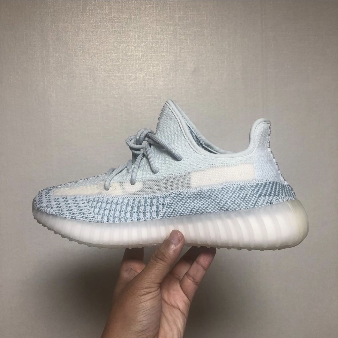 Adidas Yeezy Boost 350 V2 Cloud White - Non-Reflective 착용 스타일