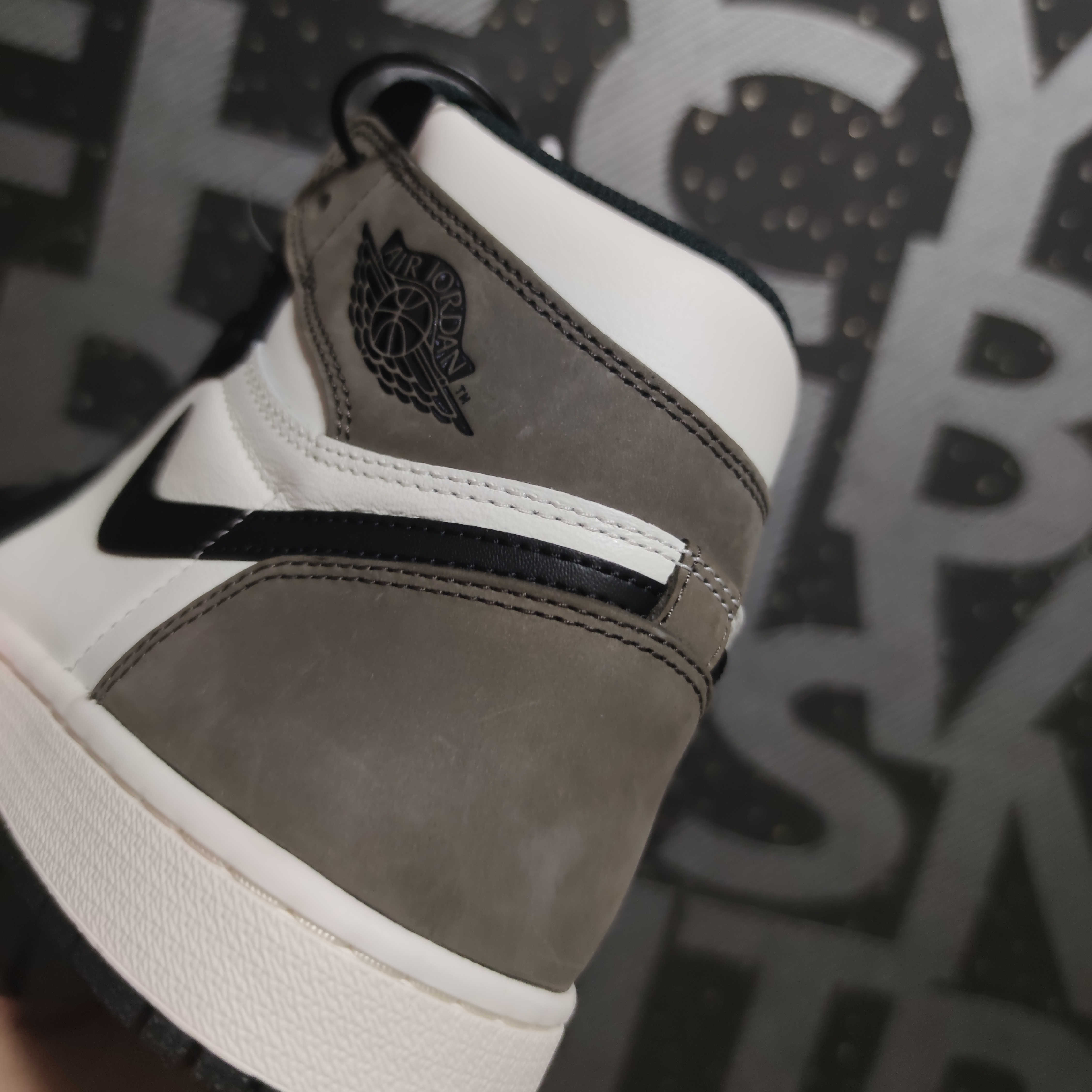 Jordan 1 Retro High OG Black Mocha 착용 스타일 - 4