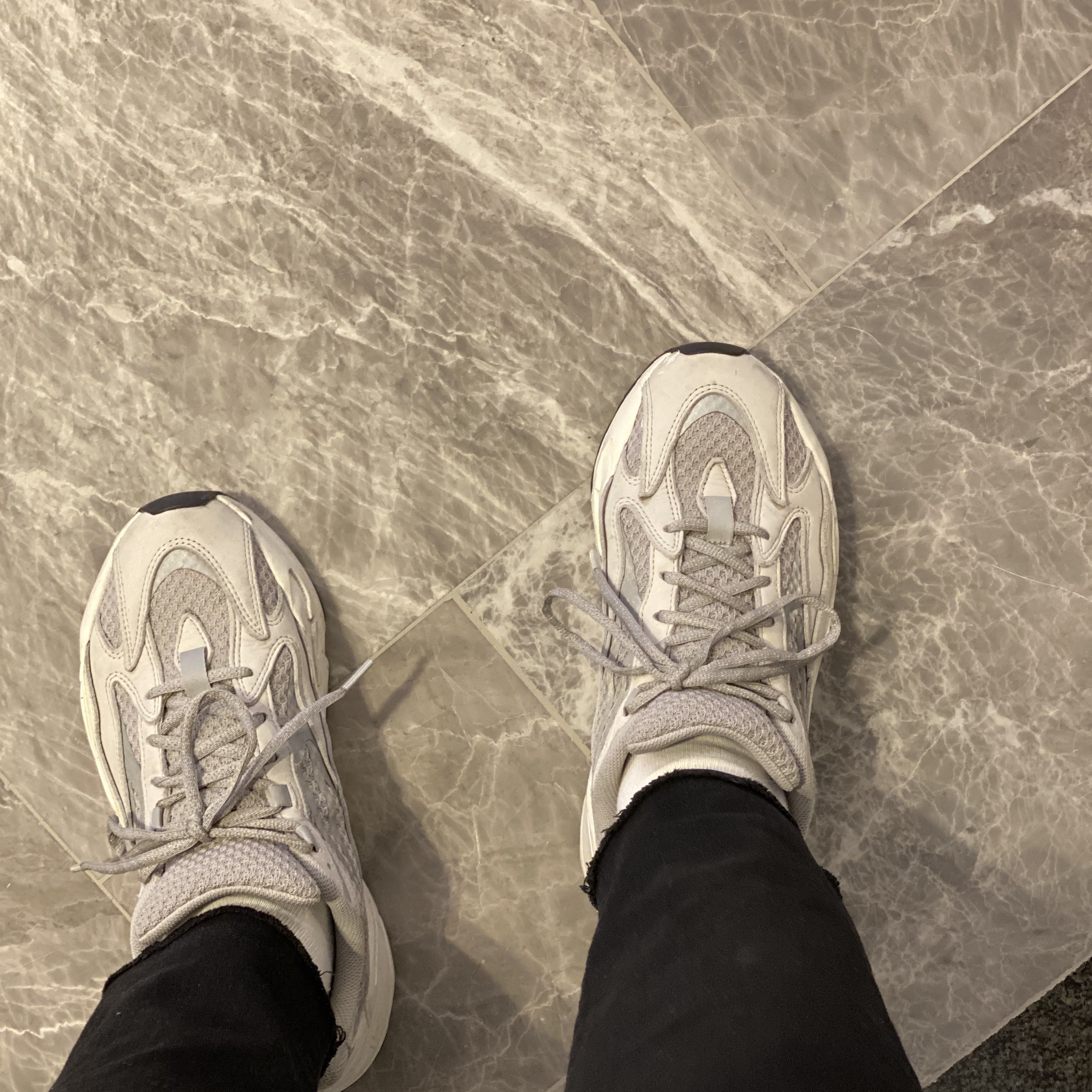 Adidas Yeezy Boost 700 V2 Vanta 2019, Adidas Yeezy Boost 700 V2 Static 2018 착용 스타일 - 4