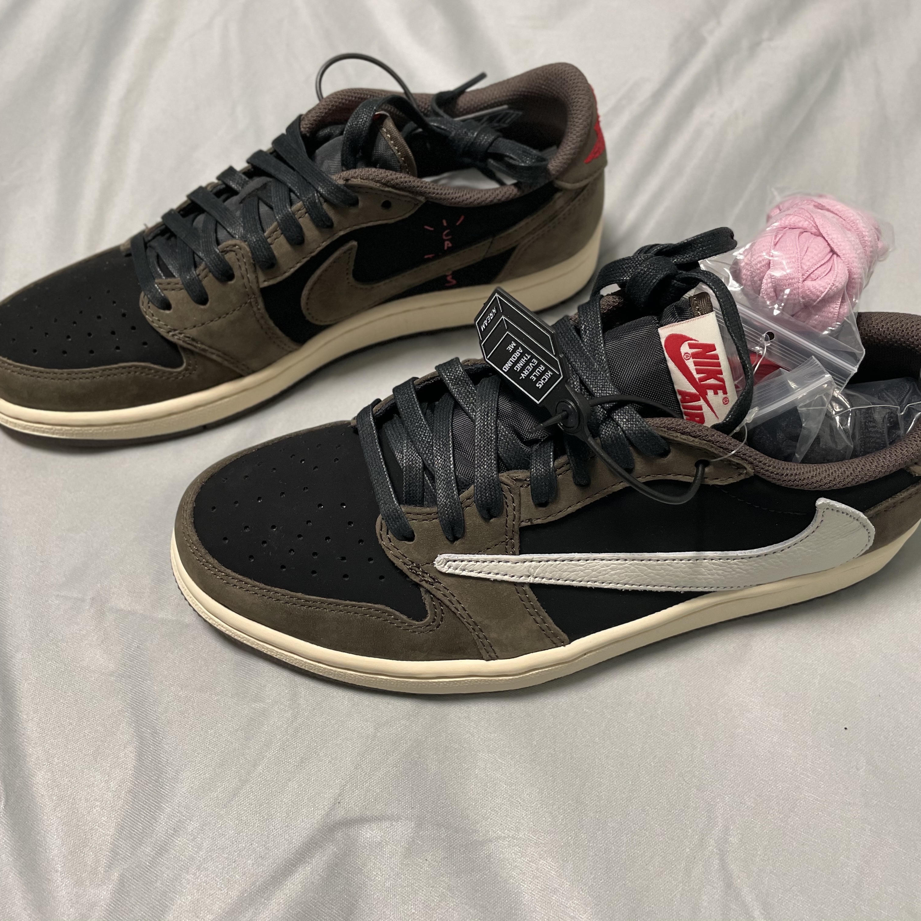 Jordan 1 x Travis Scott Retro Low OG SP Mocha 착용 스타일 - 2