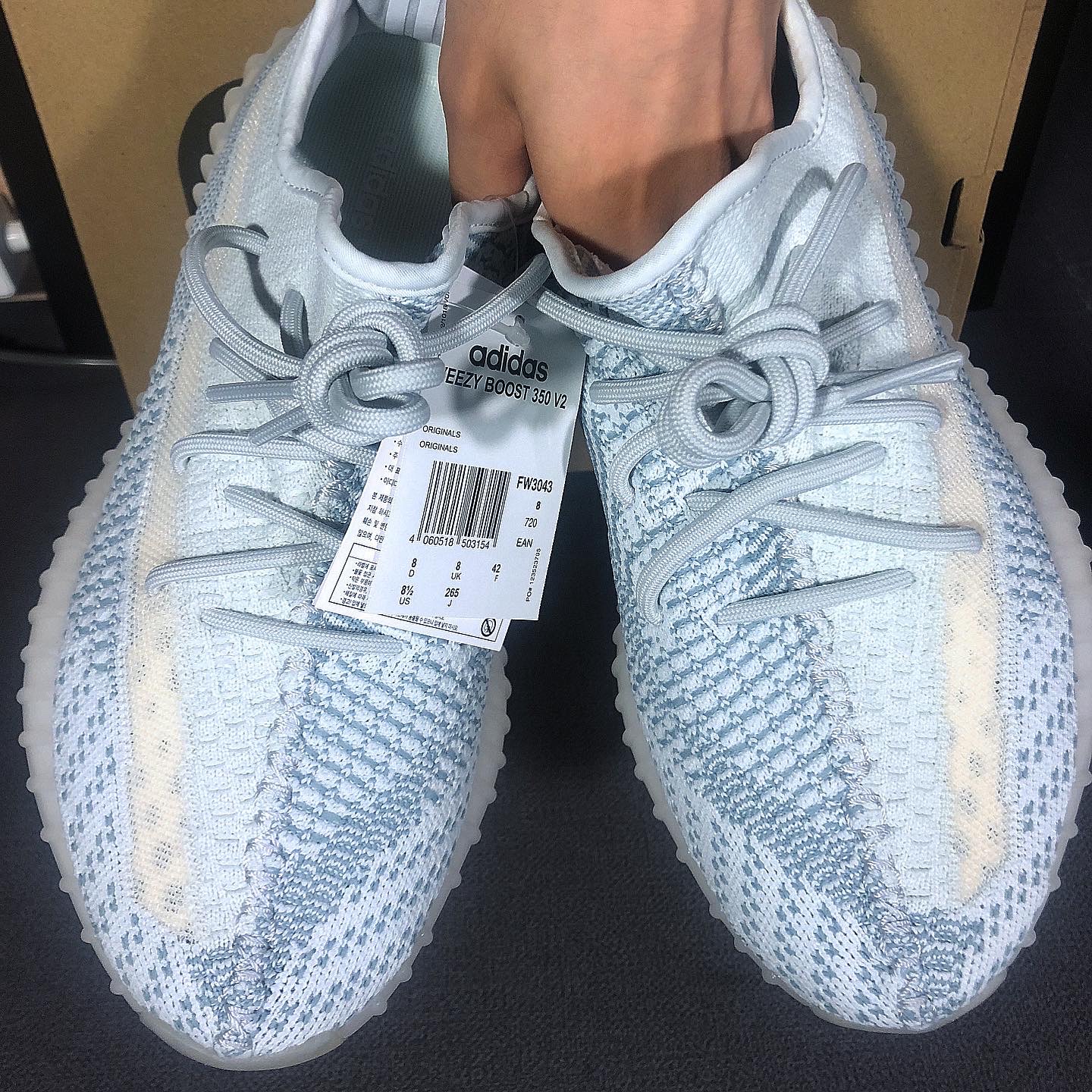 Adidas Yeezy Boost 350 V2 Cloud White - Non-Reflective 착용 스타일
