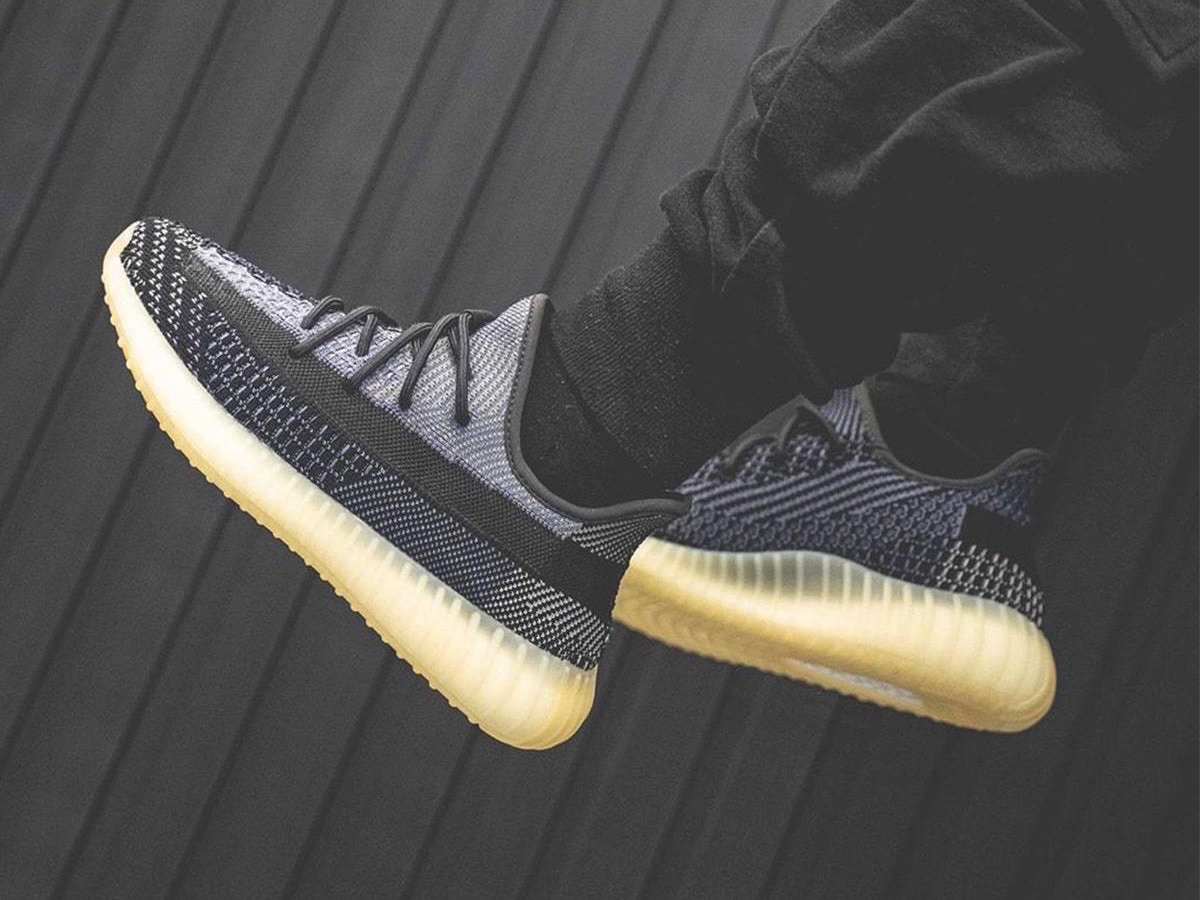 Adidas Yeezy Boost 350 V2 Carbon 착용 스타일 - 2
