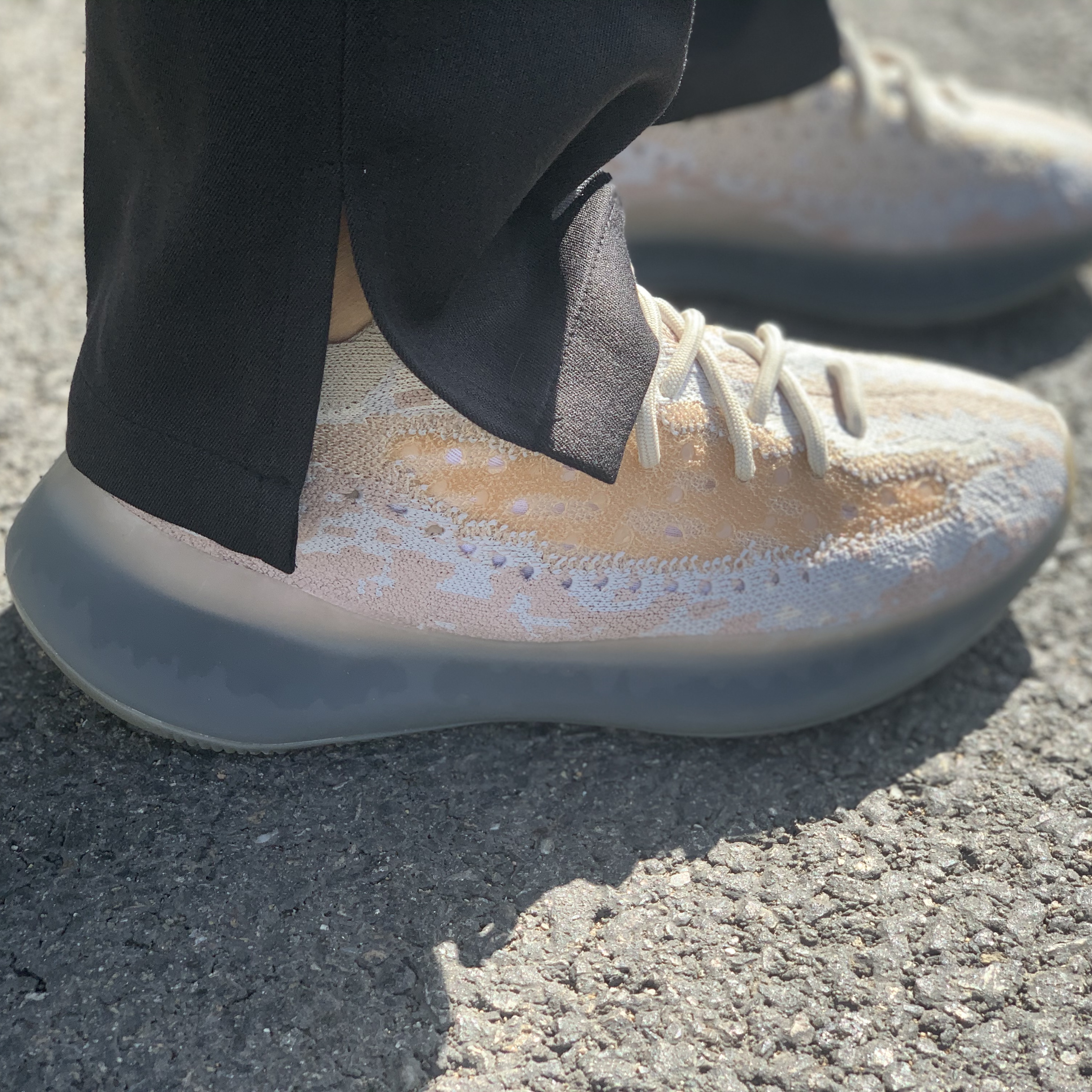 Adidas Yeezy Boost 380 Pepper - Non-Reflective 착용 스타일 - 1