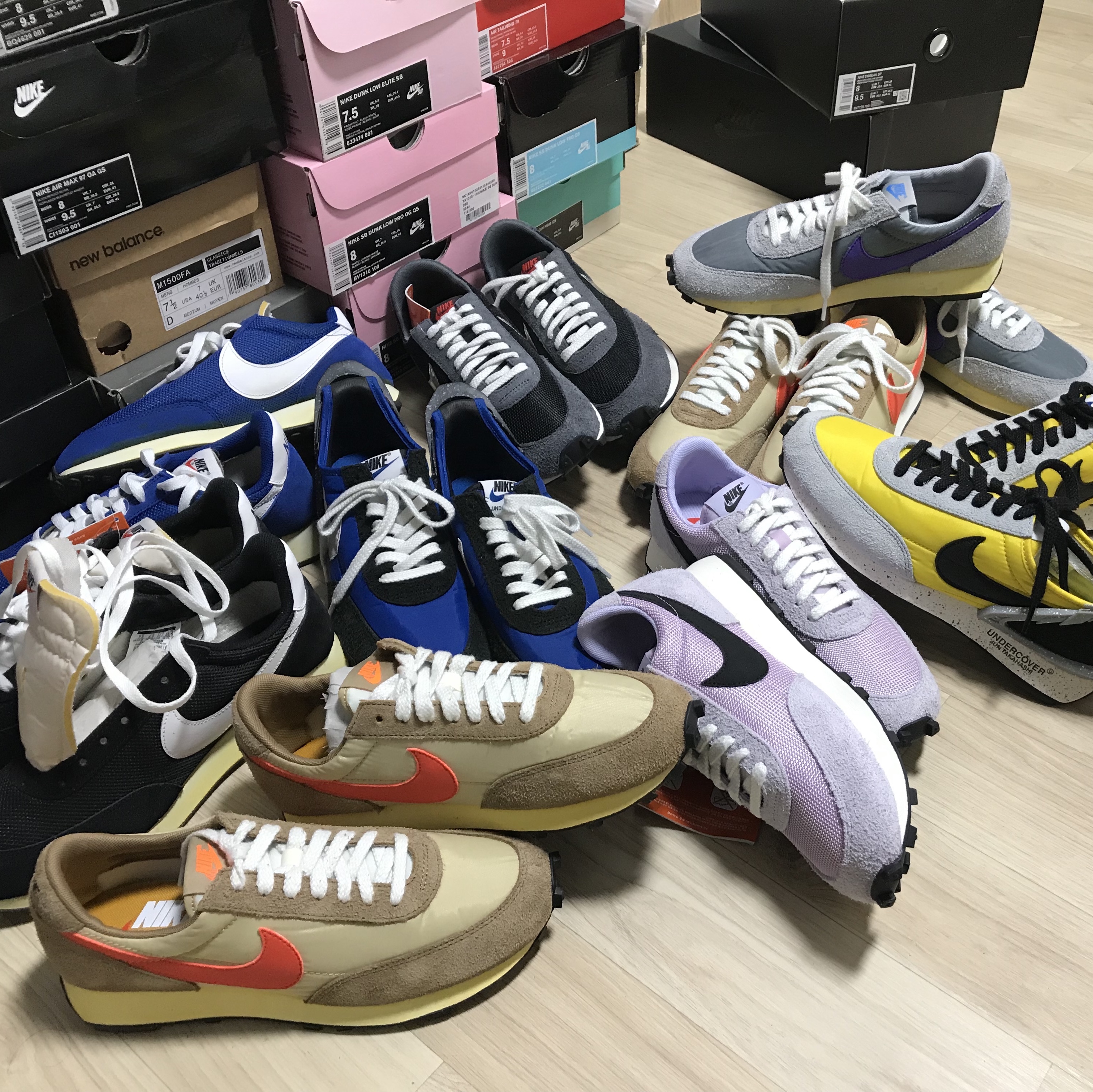 Nike Daybreak SP Vegas Gold College Orange, Nike Daybreak SP Black Metallic Silver 착용 스타일