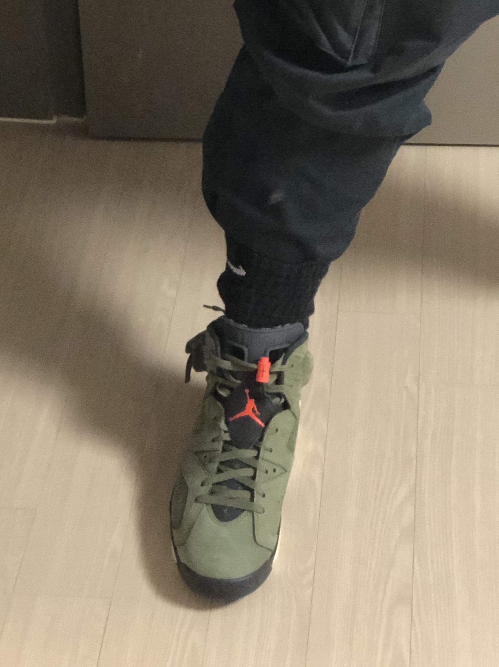 Jordan 6 x Travis Scott Retro Olive 착용 스타일
