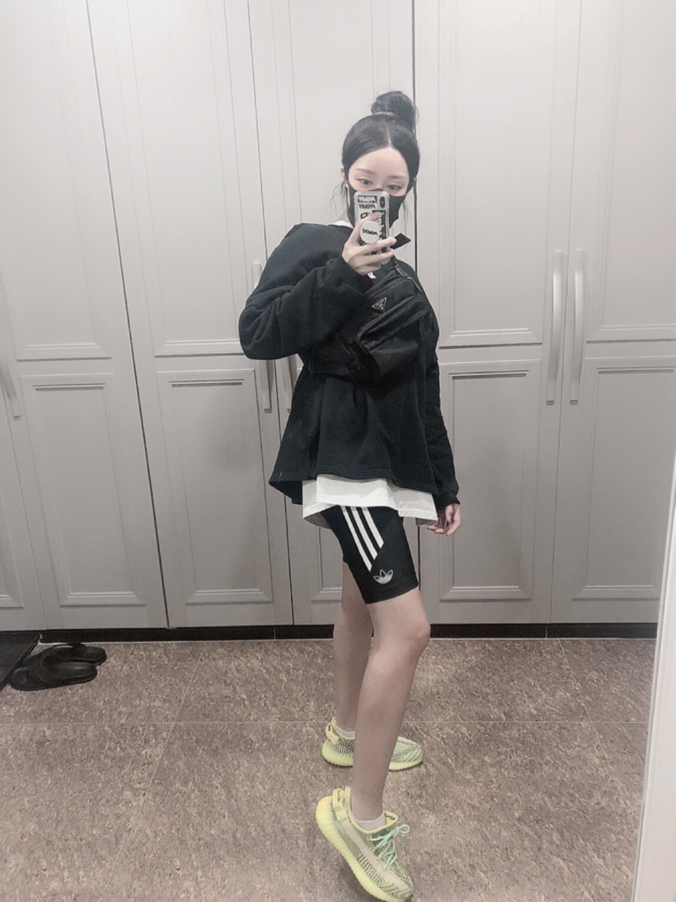 Nike x Off-White Dunk Low University Gold Midnight Navy, Adidas Yeezy Boost 350 V2 Yeezreel - Non-Reflective 착용 스타일 - 2