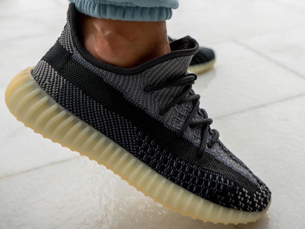 Adidas Yeezy Boost 350 V2 Carbon 착용 스타일 - 1