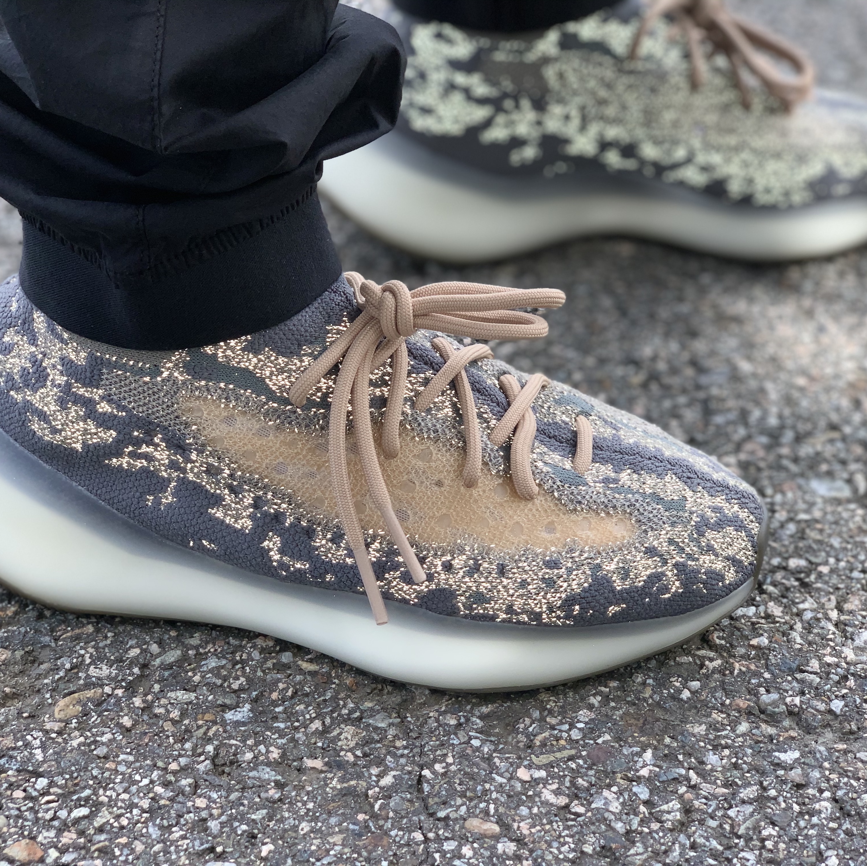 Adidas Yeezy Boost 380 Mist - Reflective 착용 스타일