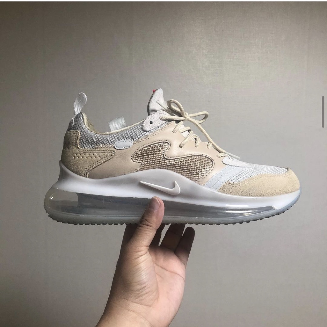 Nike Air Max 720 OBJ Desert Ore 착용 스타일