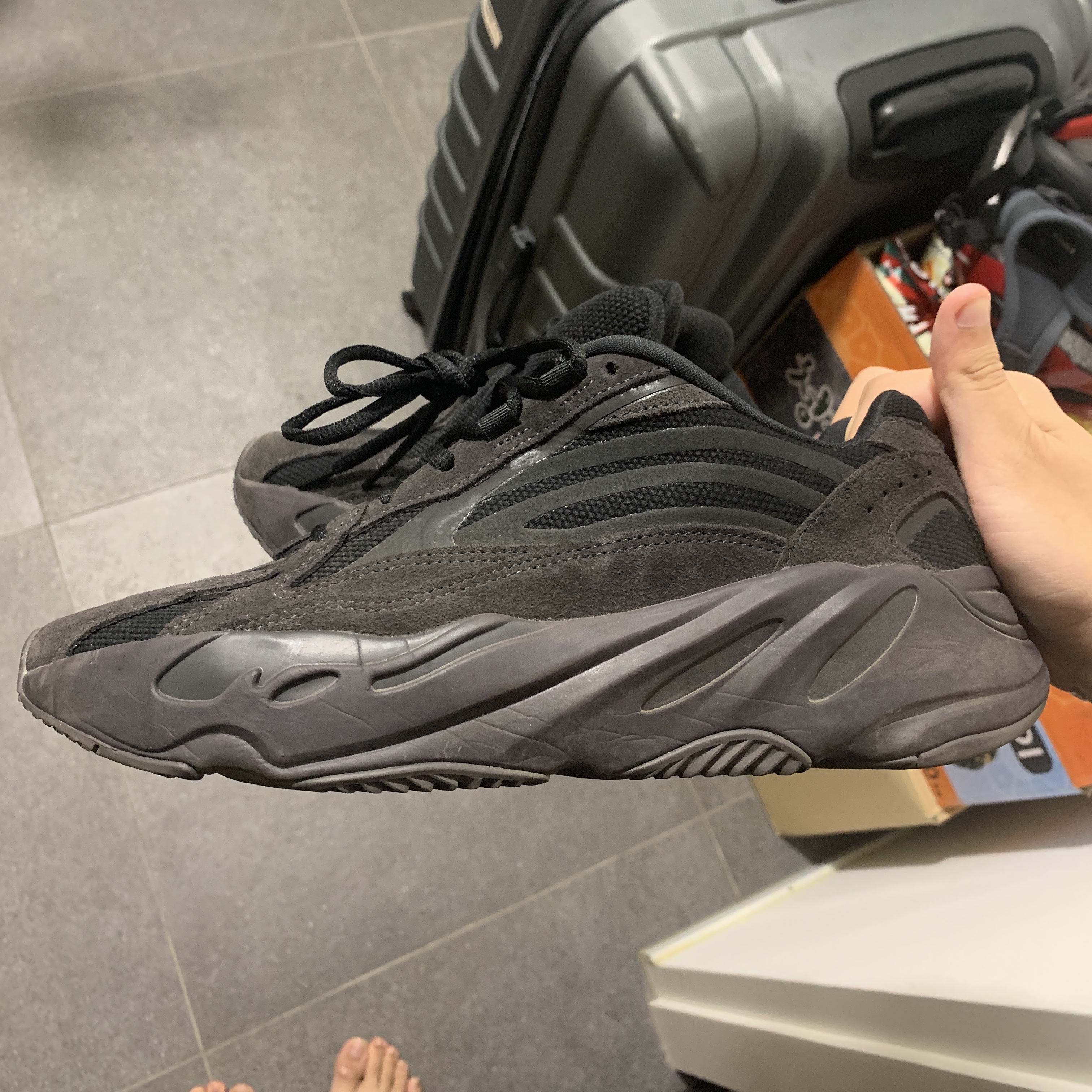 Adidas Yeezy Boost 700 V2 Vanta 2019 착용 스타일